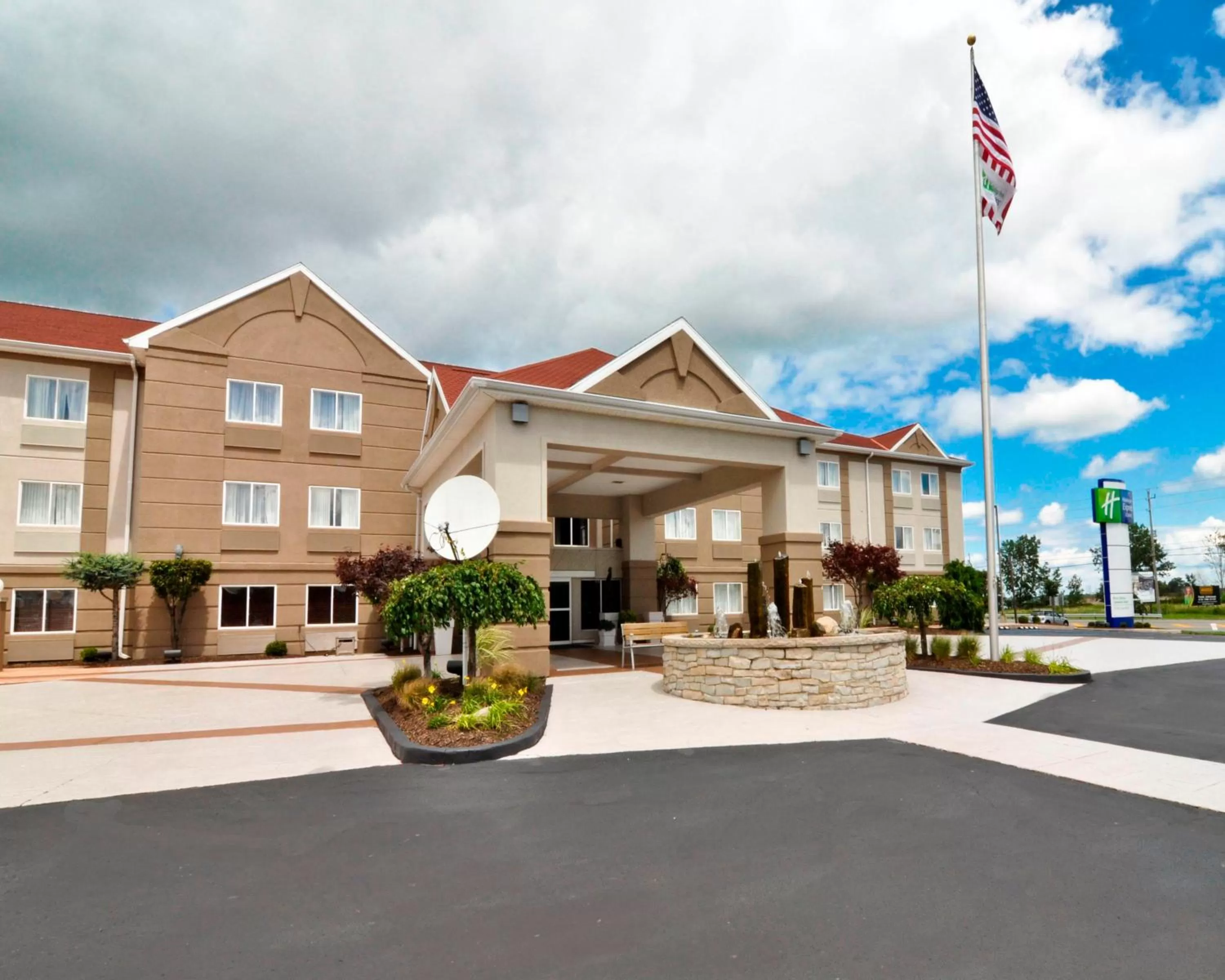 Property building in Holiday Inn Express Hotel & Suites Port Clinton-Catawba Island by IHG