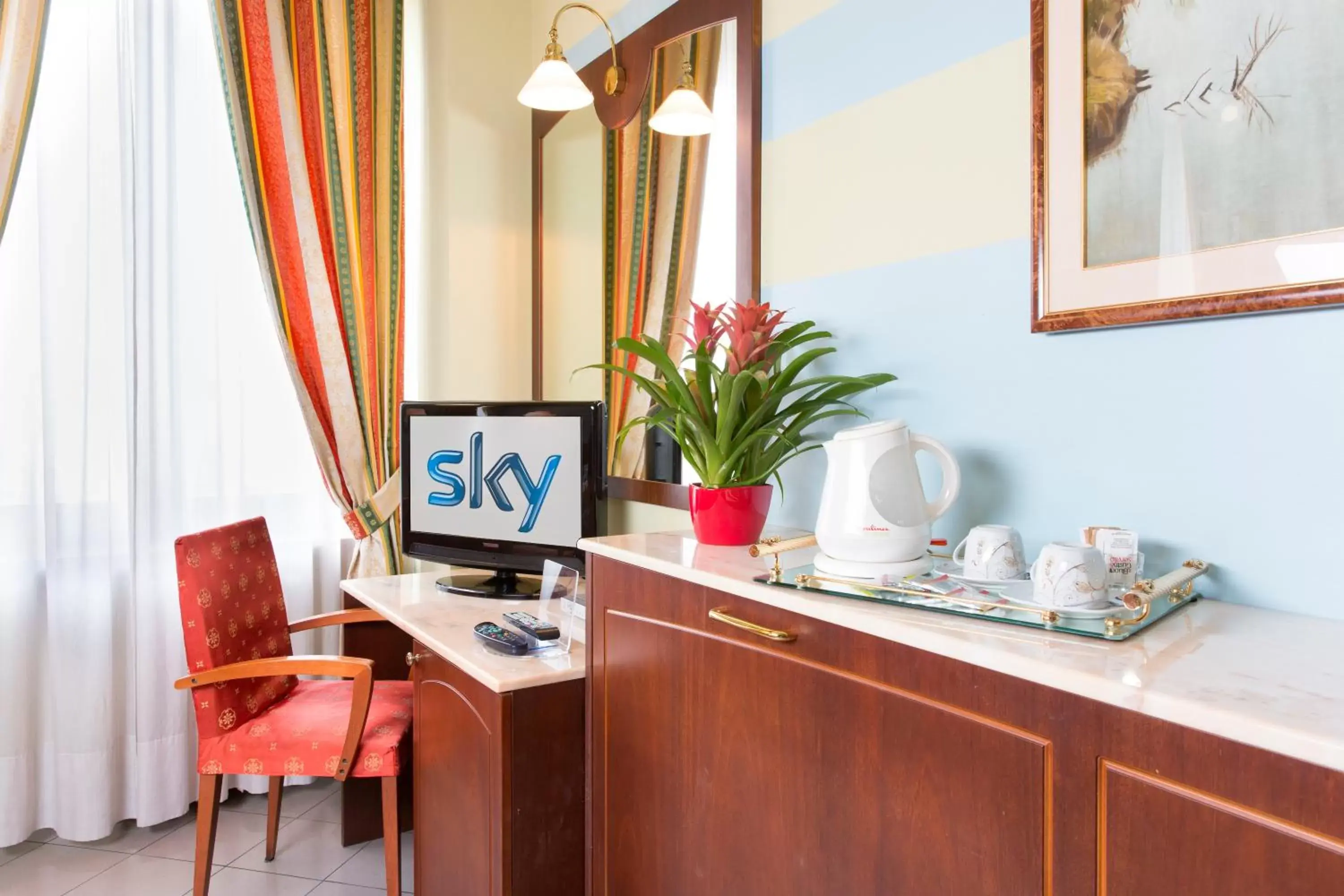 TV and multimedia, TV/Entertainment Center in Hotel Londra