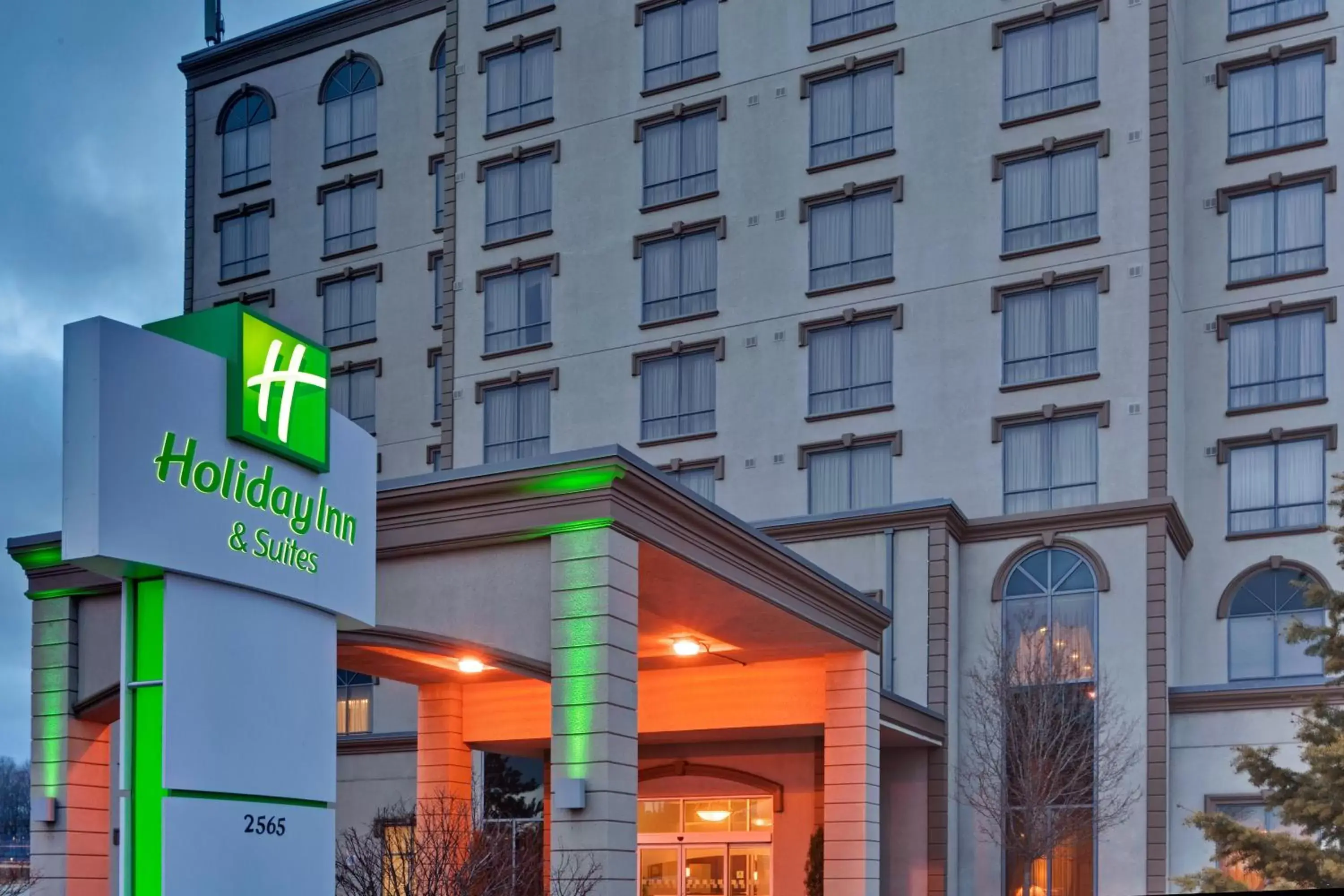 Property building in Holiday Inn & Suites Mississauga West - Meadowvale, an IHG Hotel