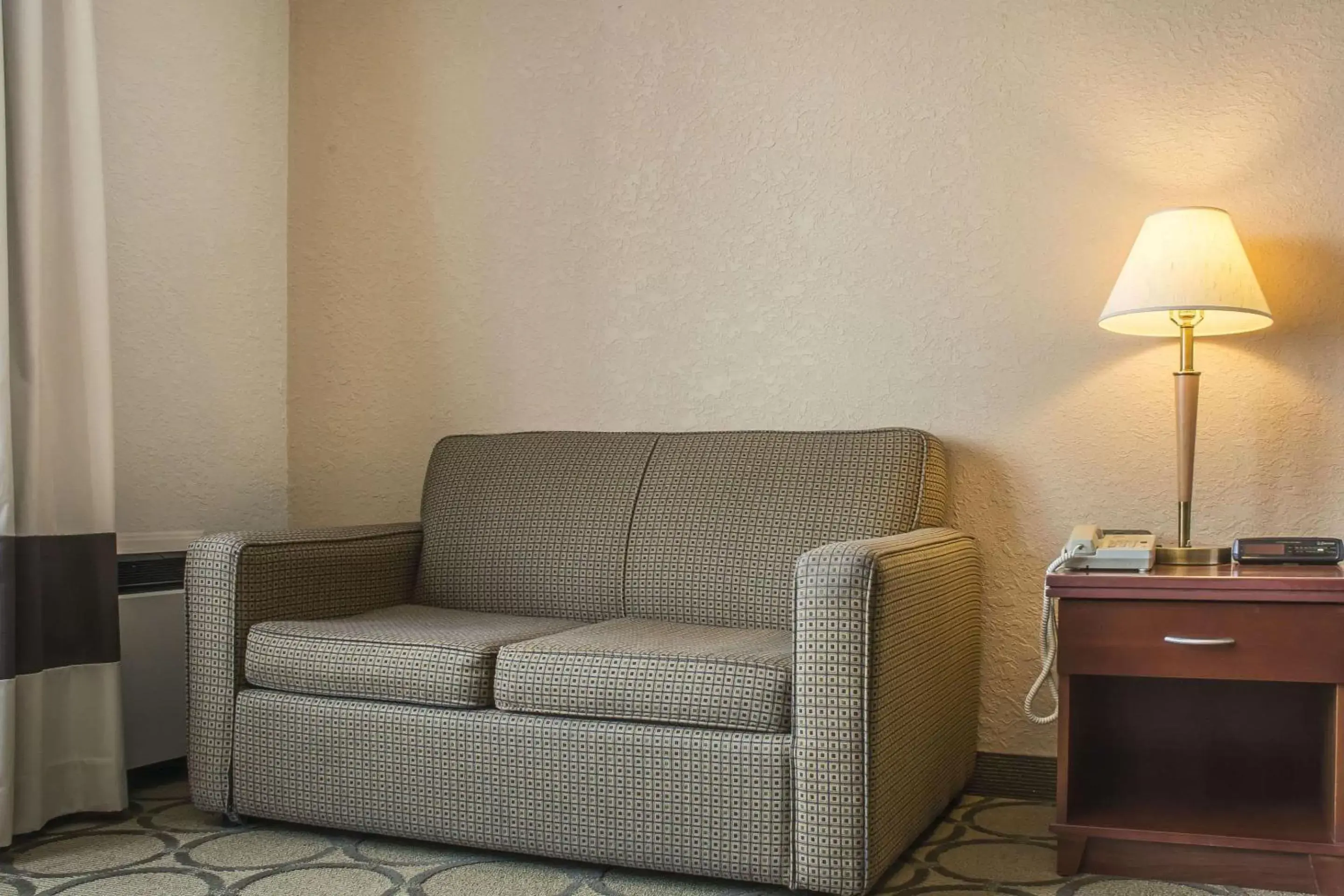 Photo of the whole room, Seating Area in Comfort Inn London - Ontario