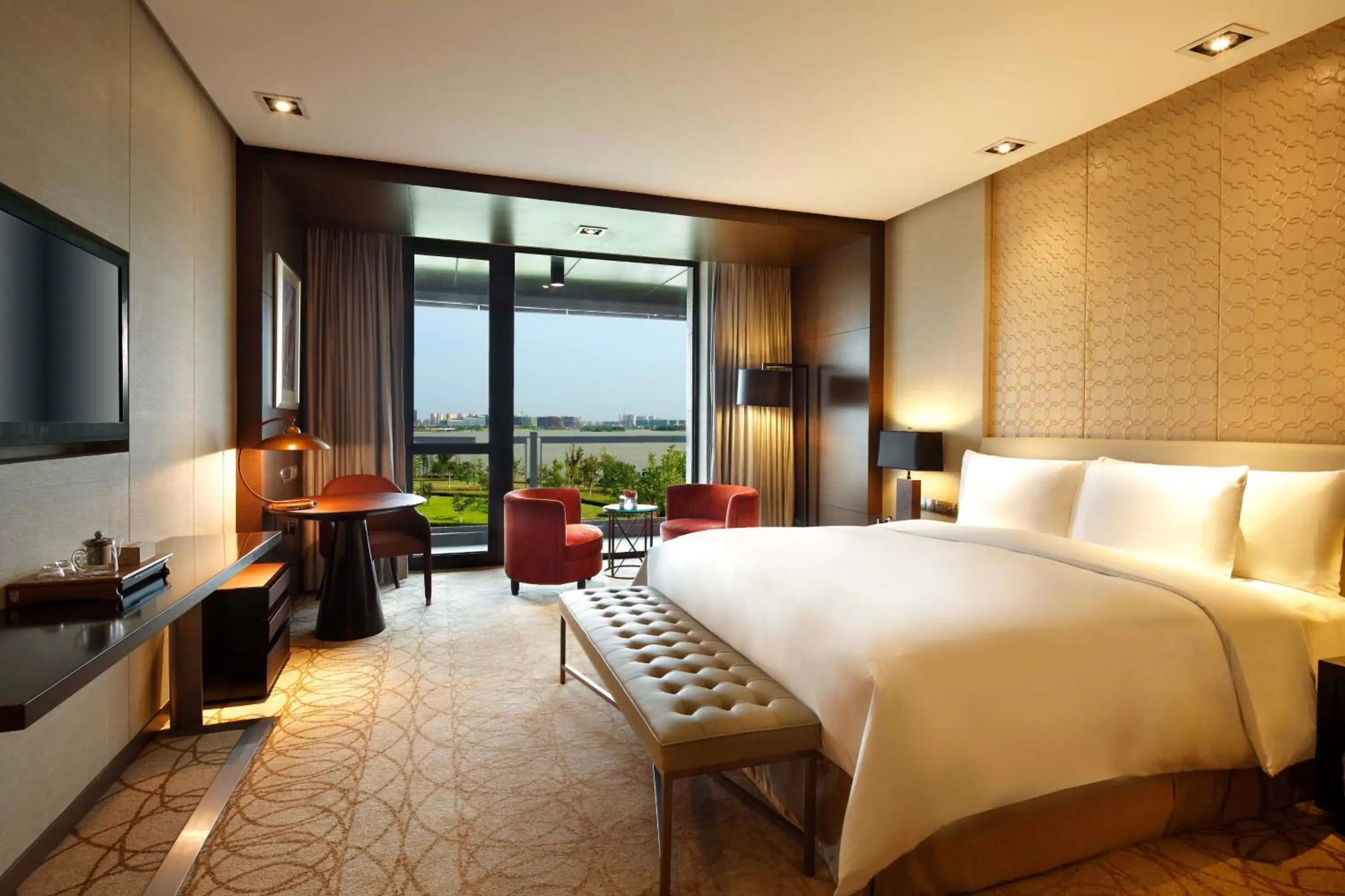 Standard King Room with Garden View in Crowne Plaza Xuzhou Dalong Lake by IHG Standard King Room with Garden View in Crowne Plaza Xuzhou Dalong Lake by IHG