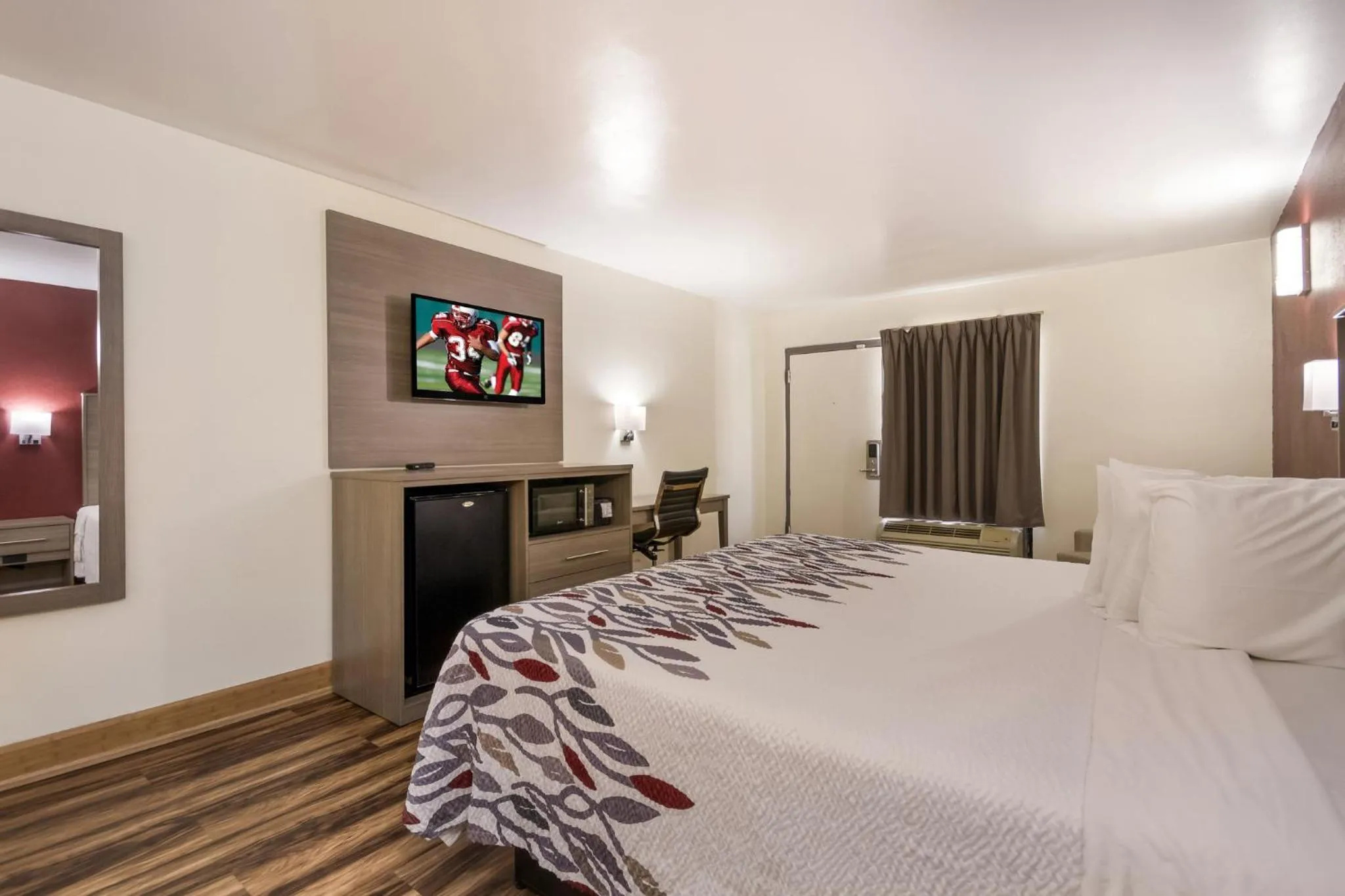 Photo of the whole room, Bed in Red Roof Inn Crestview