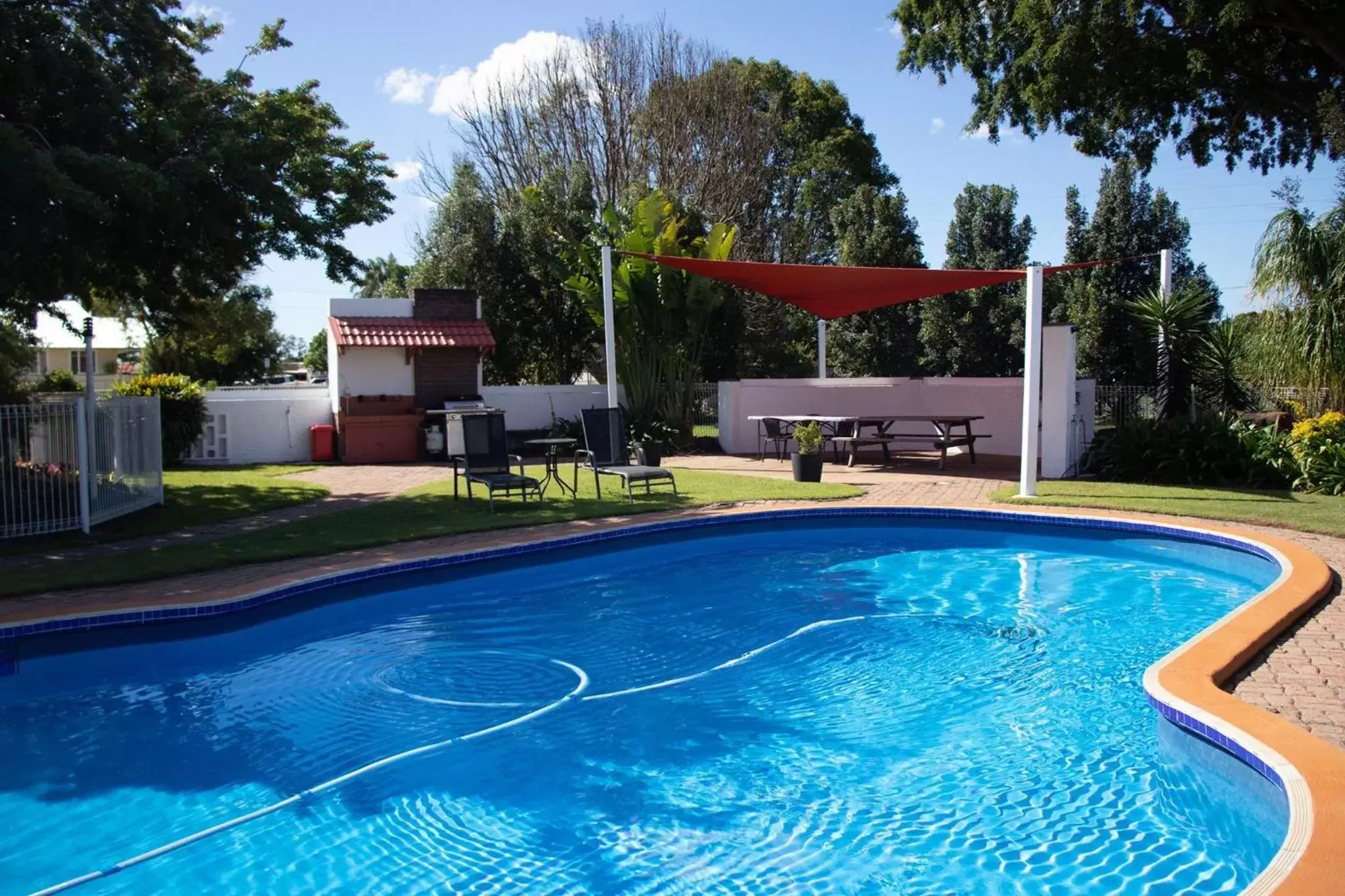 BBQ facilities, Swimming Pool in Bundaberg Spanish Motor Inn