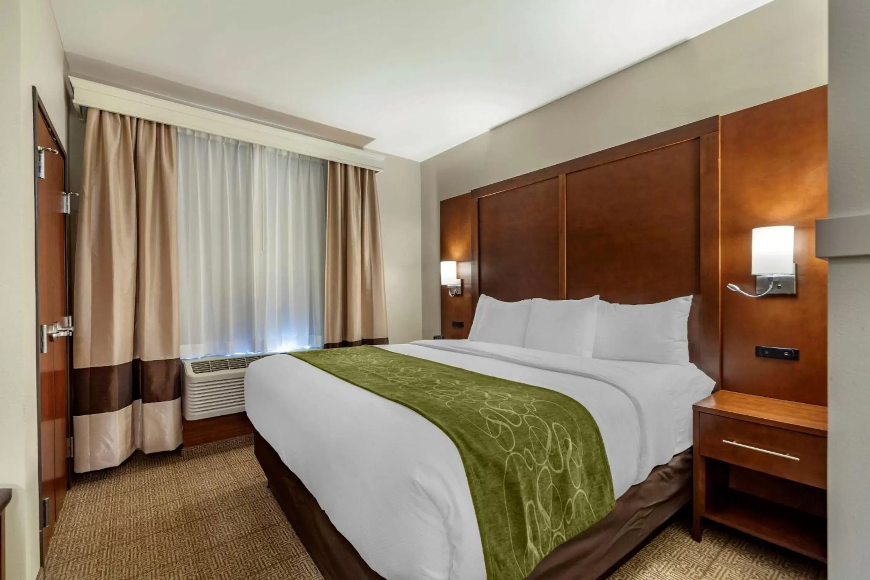Bedroom, Bed in Comfort Suites Grand Island