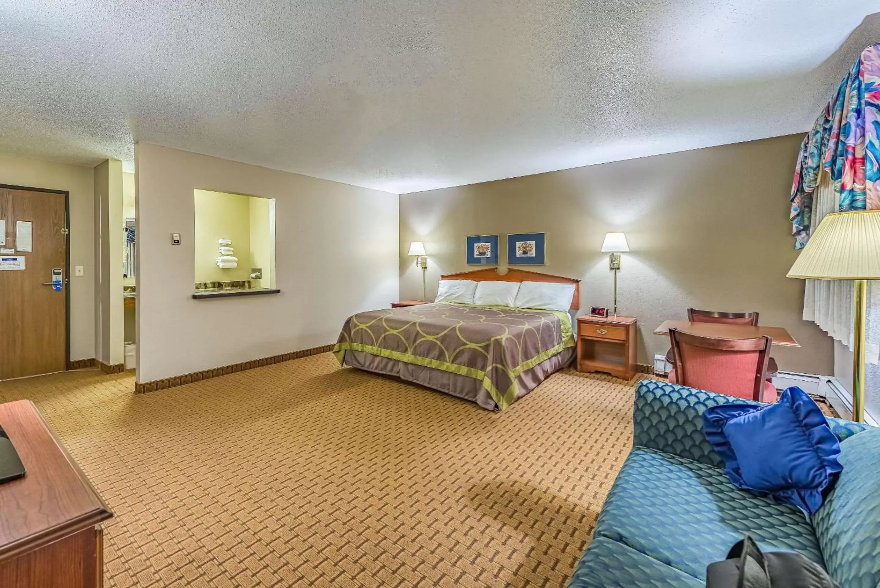 Photo of the whole room, Bed in Rodeway Inn