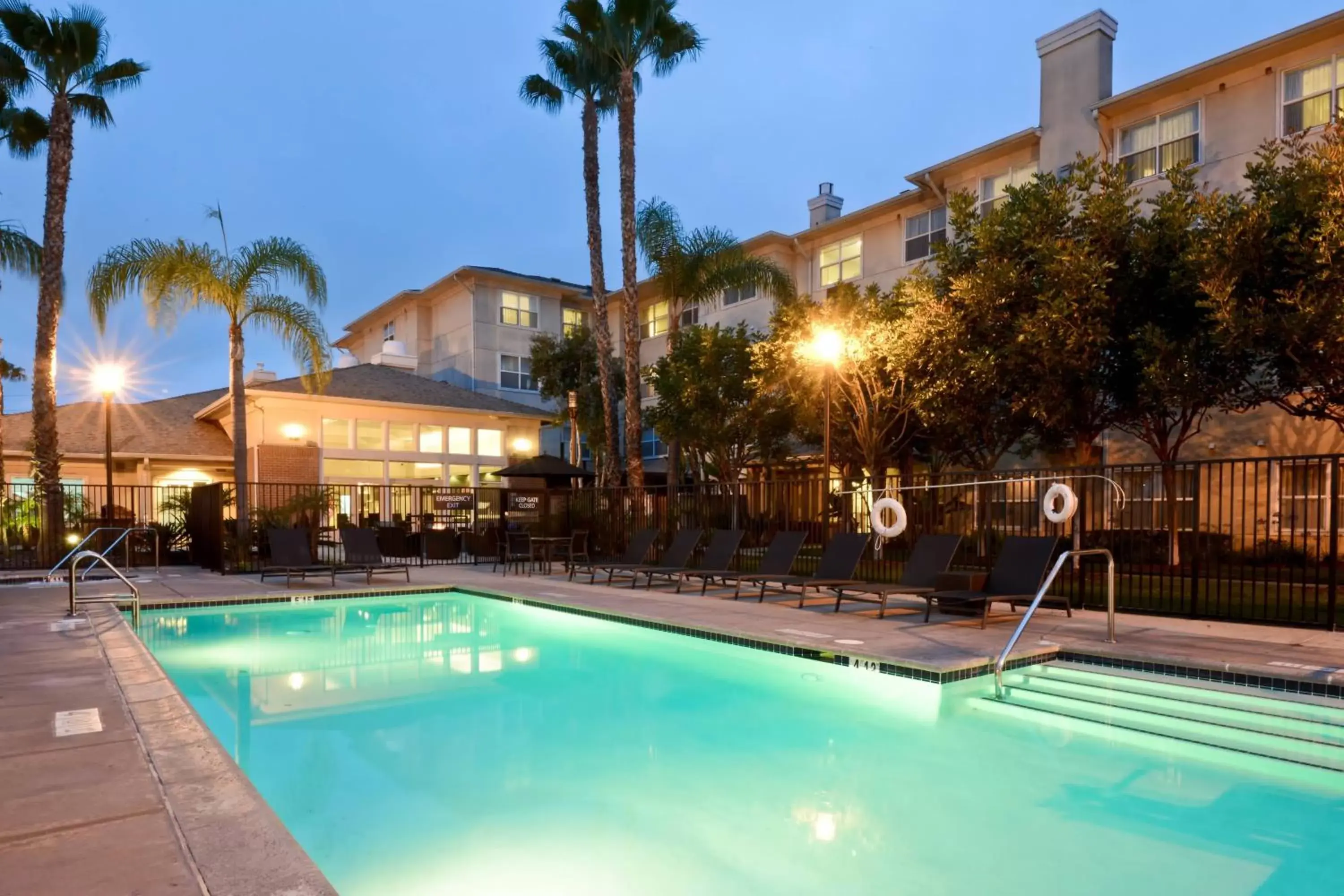 Swimming pool, Property Building in Residence Inn Los Angeles LAX/El Segundo