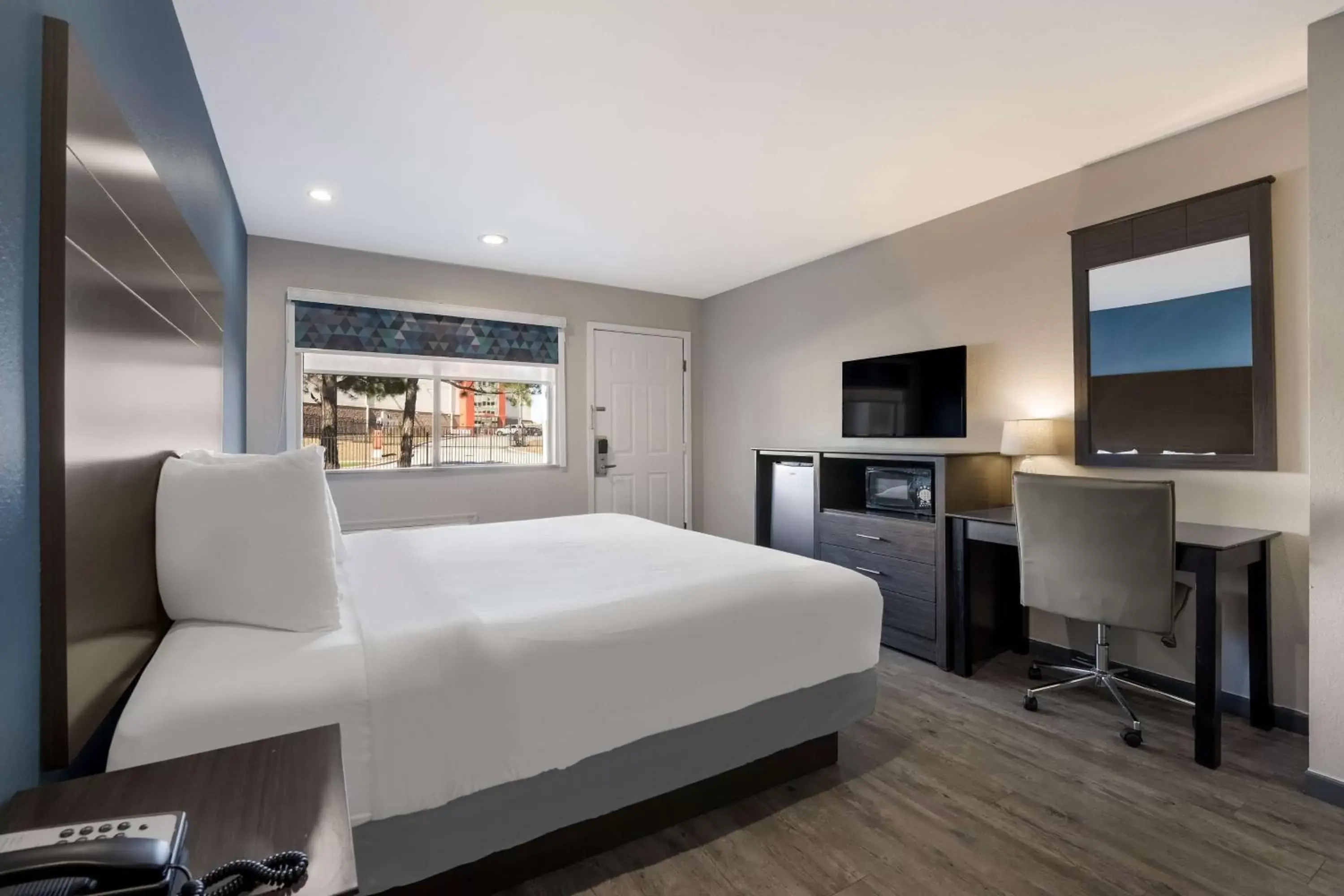 King Room with Mobility Accessible Tub and Sofa Bed in SureStay Hotel by Best Western Spring North Houston King Room with Mobility Accessible Tub and Sofa Bed in SureStay Hotel by Best Western Spring North Houston