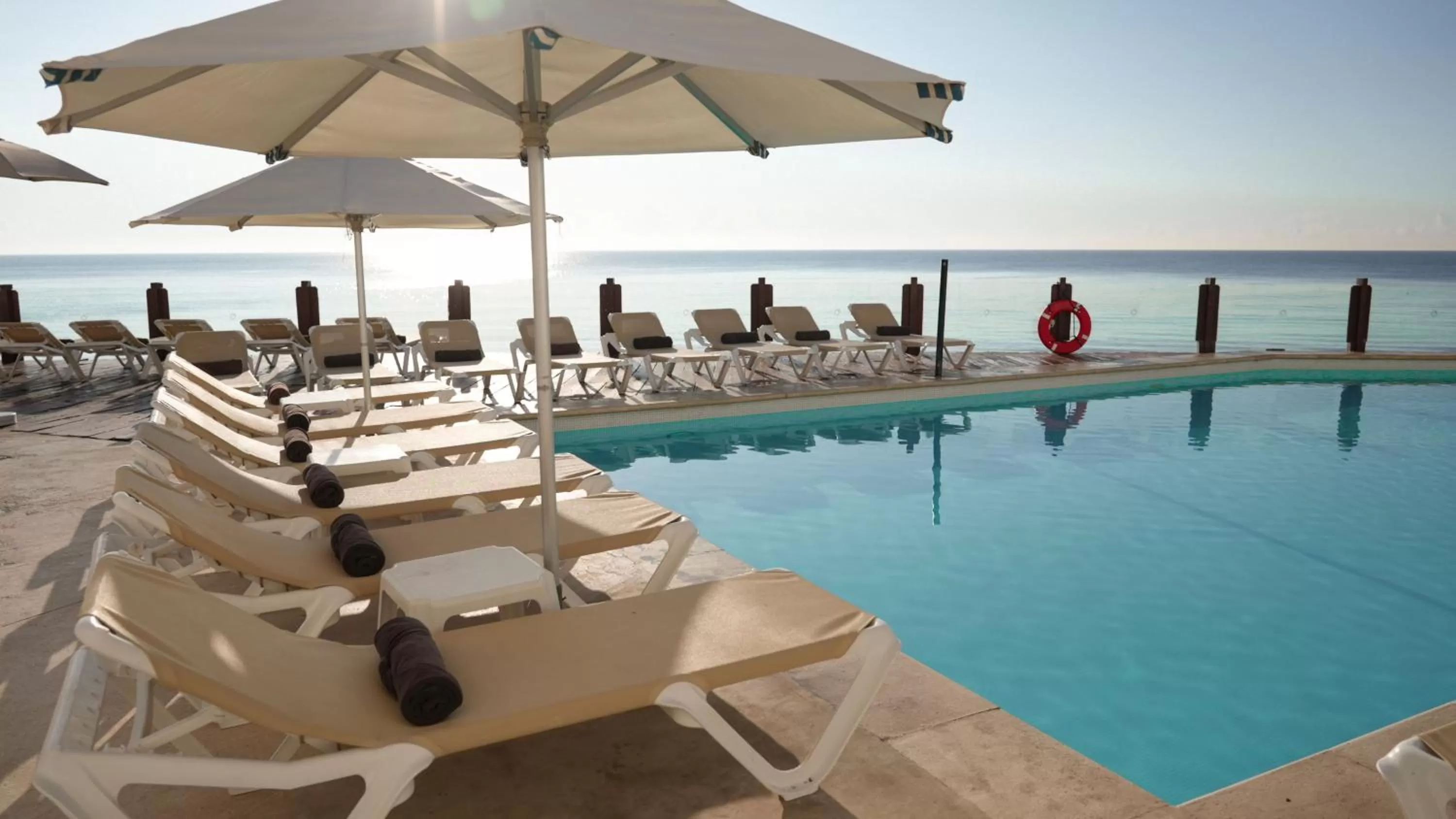 Swimming pool in Oleo Cancun Playa All Inclusive Resort