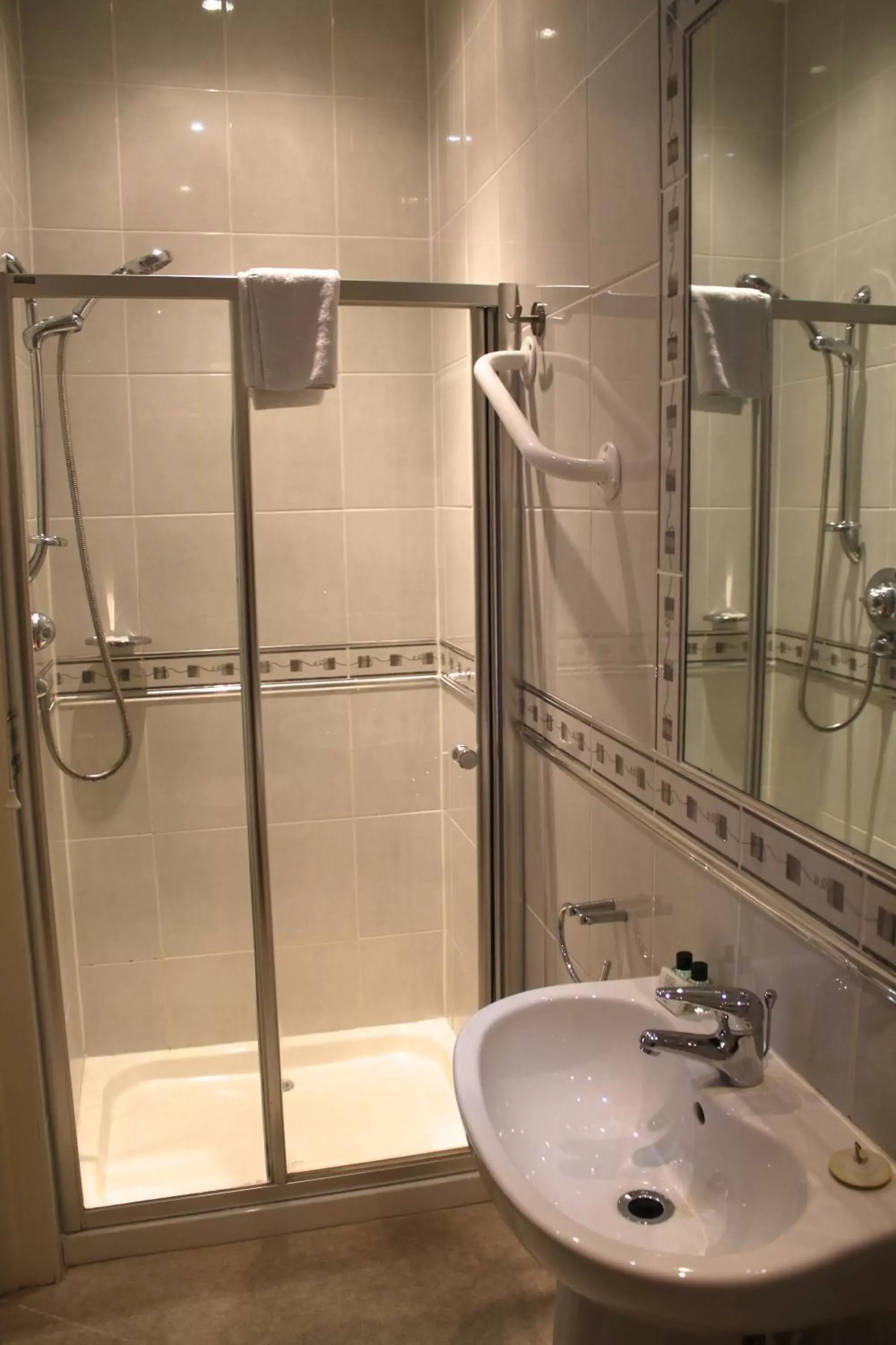 Shower, Bathroom in The Devoncourt Resort