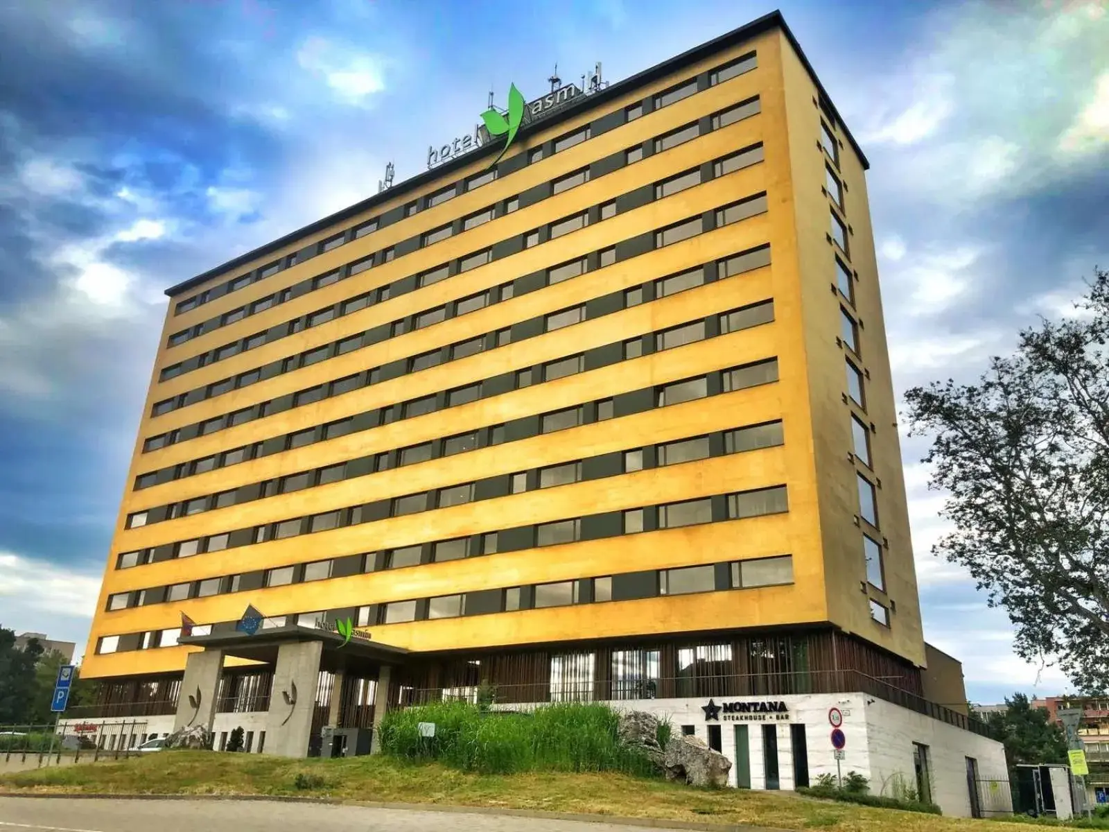 Property Building in Hotel Yasmin Koice