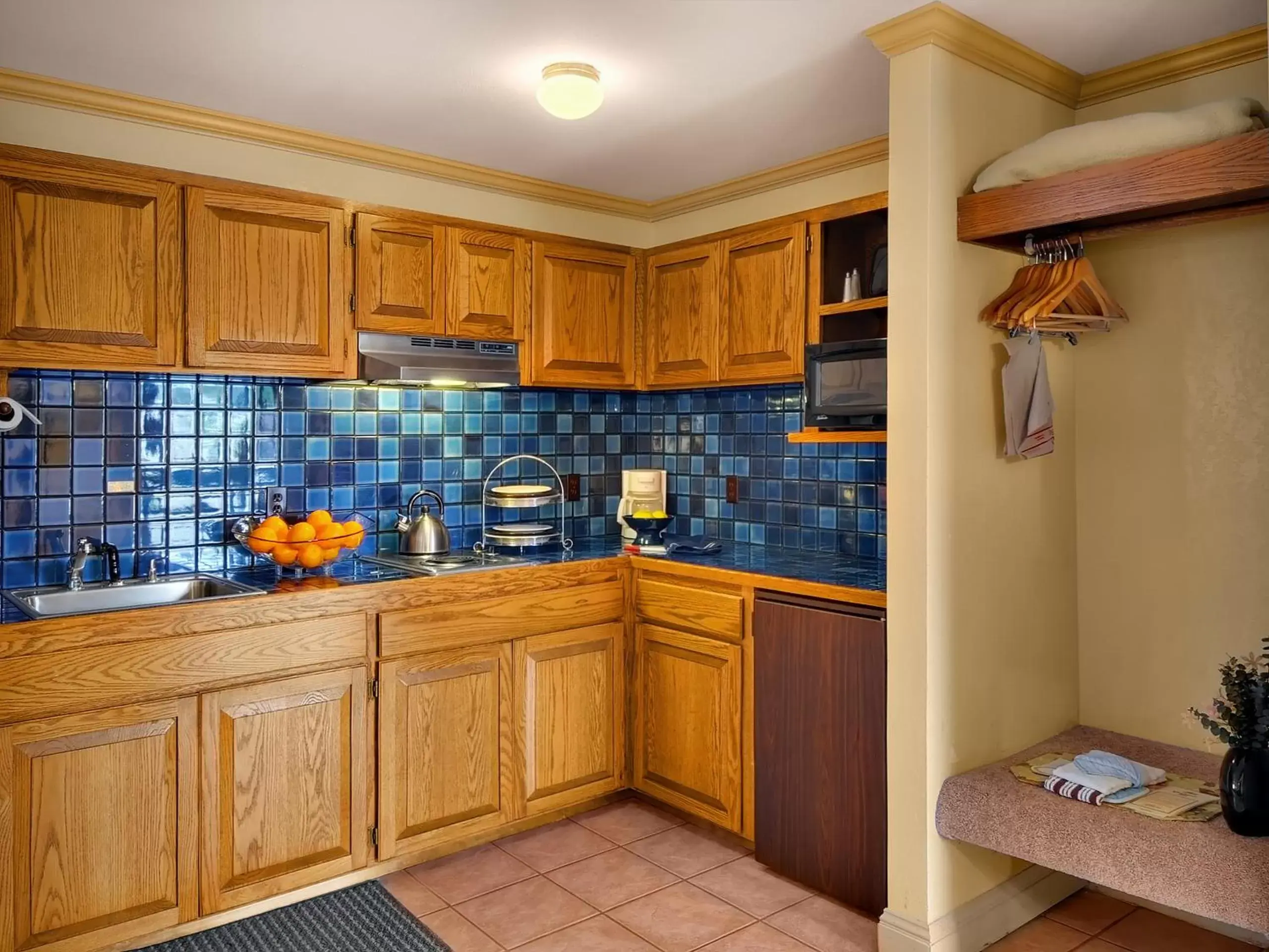 Kitchen or kitchenette, Kitchen/Kitchenette in Coachman Inn Oak Harbor