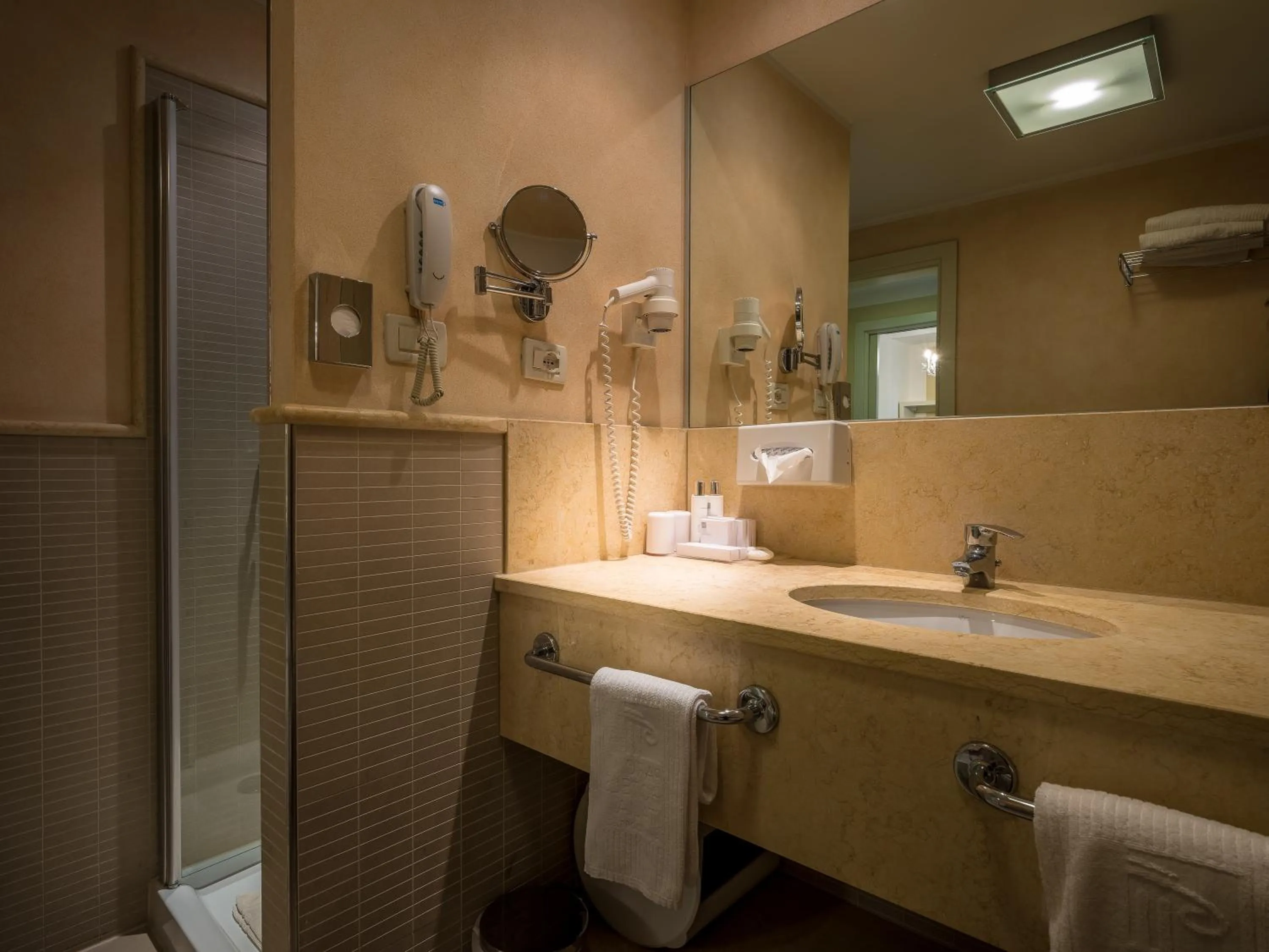 Shower in Parc Hotel Germano Suites & Apartments