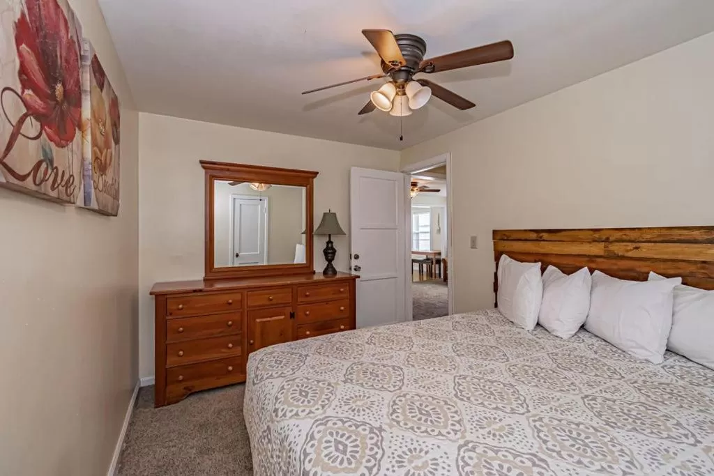 Bedroom, Bed in Suites of Lava Hot Springs