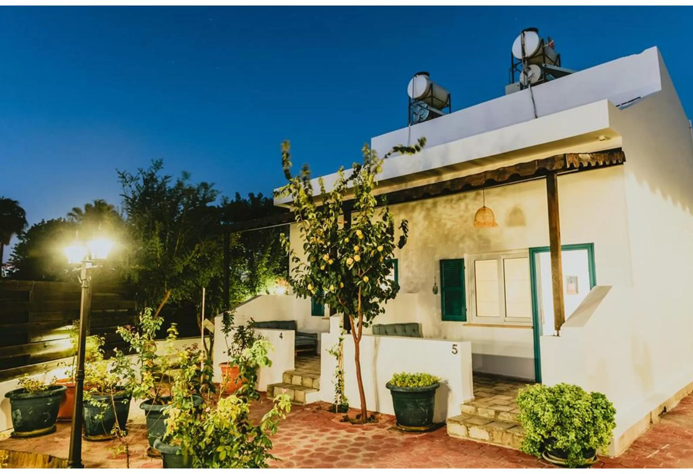 Property building in Sunside Inn Hotel