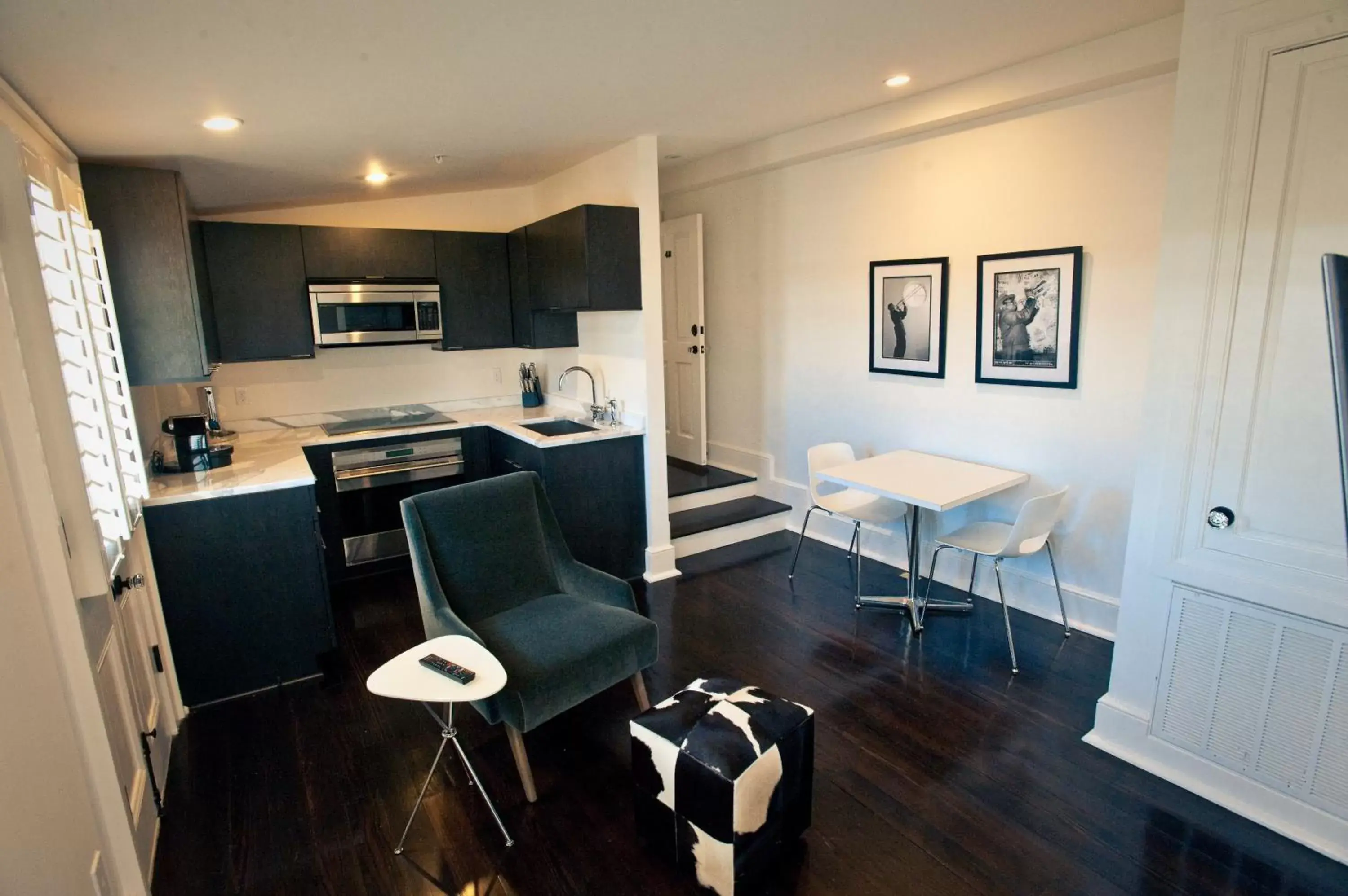 Kitchen or kitchenette, Dining Area in Melrose Mansion Suites