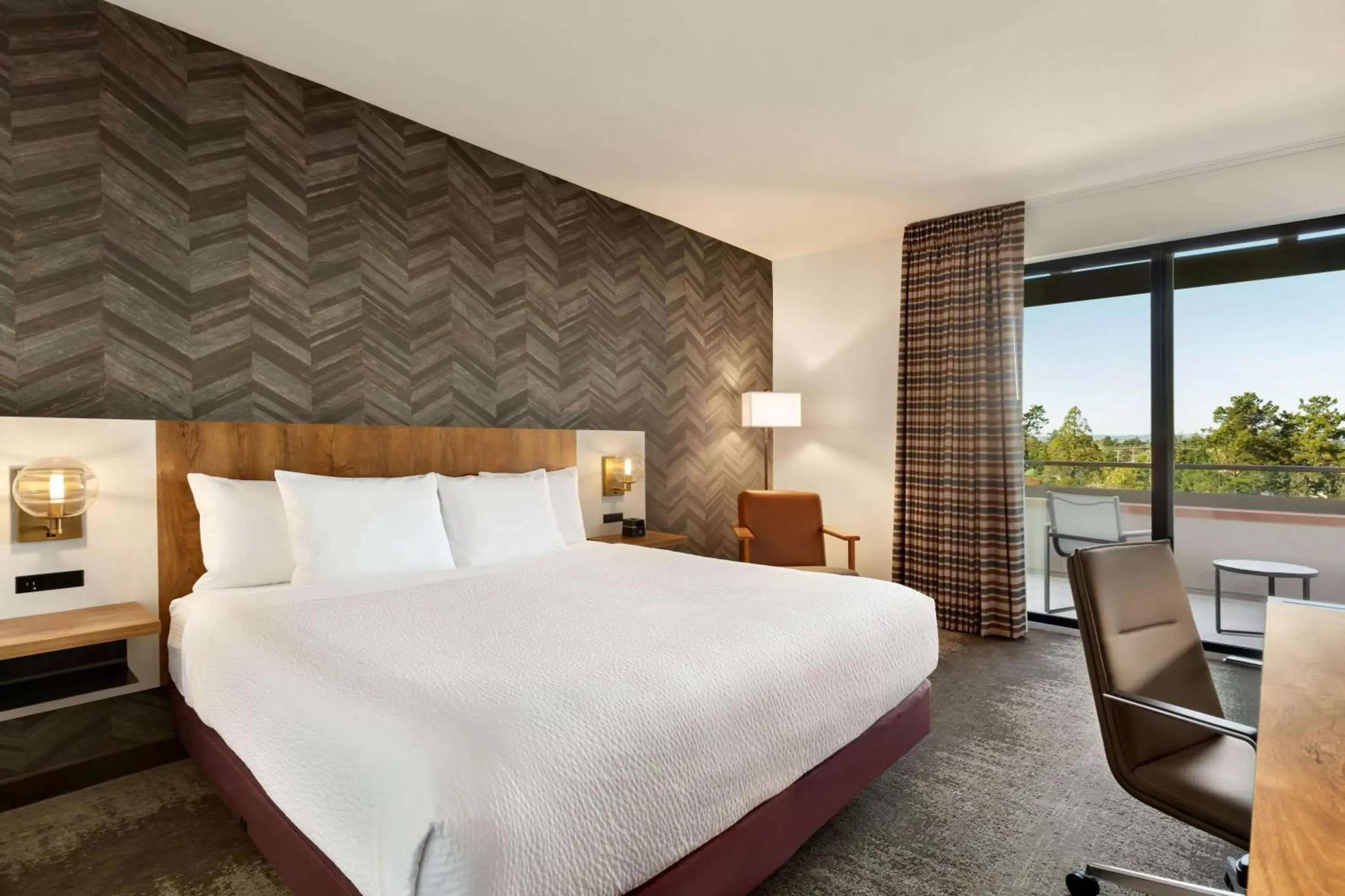 Bed in La Quinta Inn & Suites by Wyndham Santa Rosa Sonoma