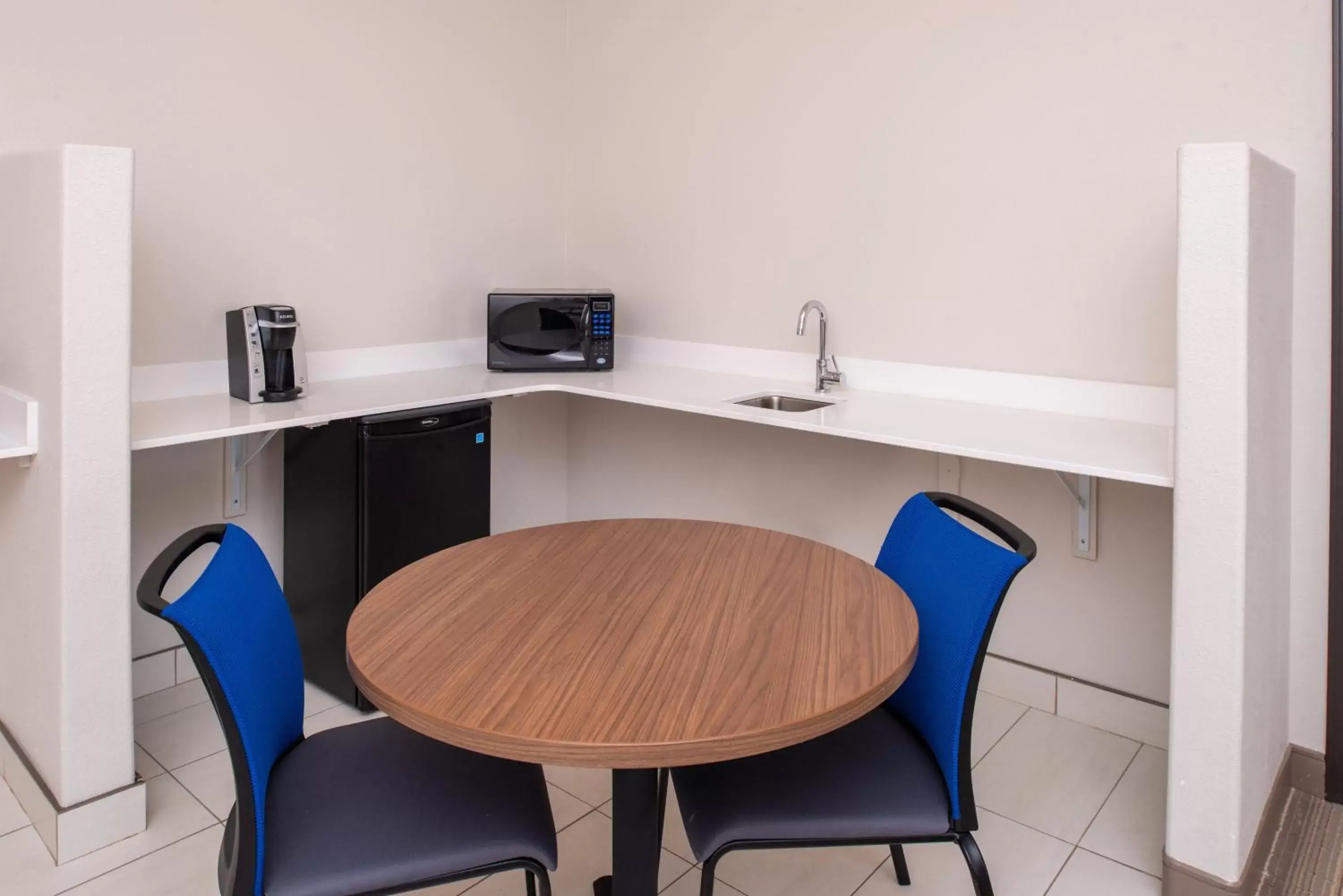 Photo of the whole room, Dining Area in Holiday Inn Express Hotel & Suites Gunnison, an IHG Hotel