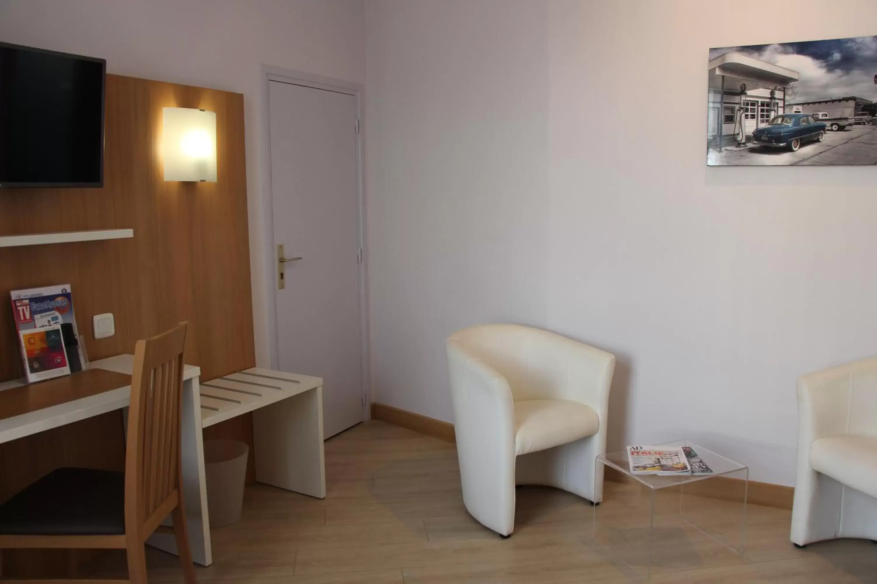 Photo of the whole room, Seating Area in The Originals City, Hôtel Continental, Poitiers (Inter-Hotel)