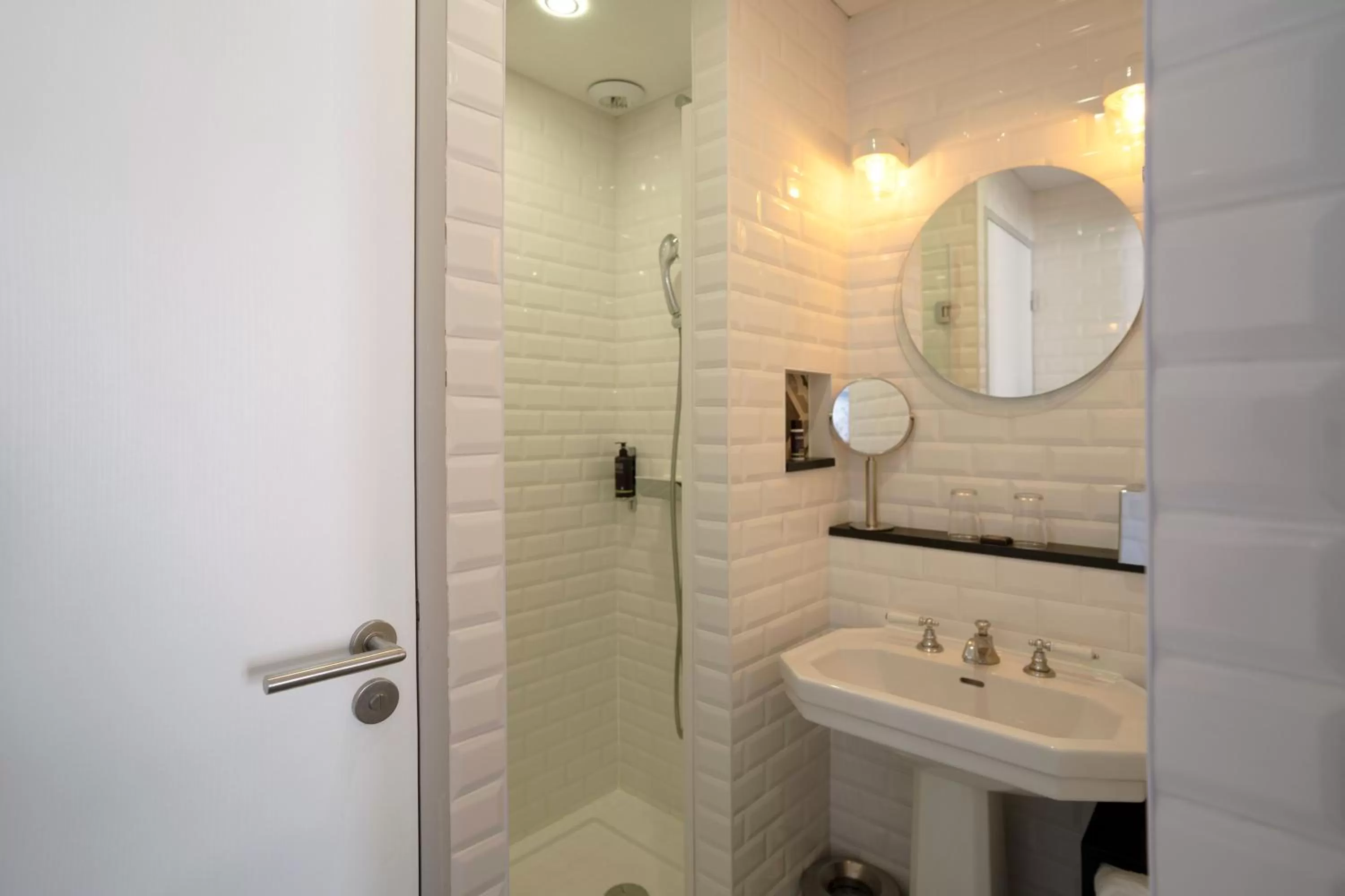 Shower in Hotel Litteraire Marcel Ayme, BW Premier Collection