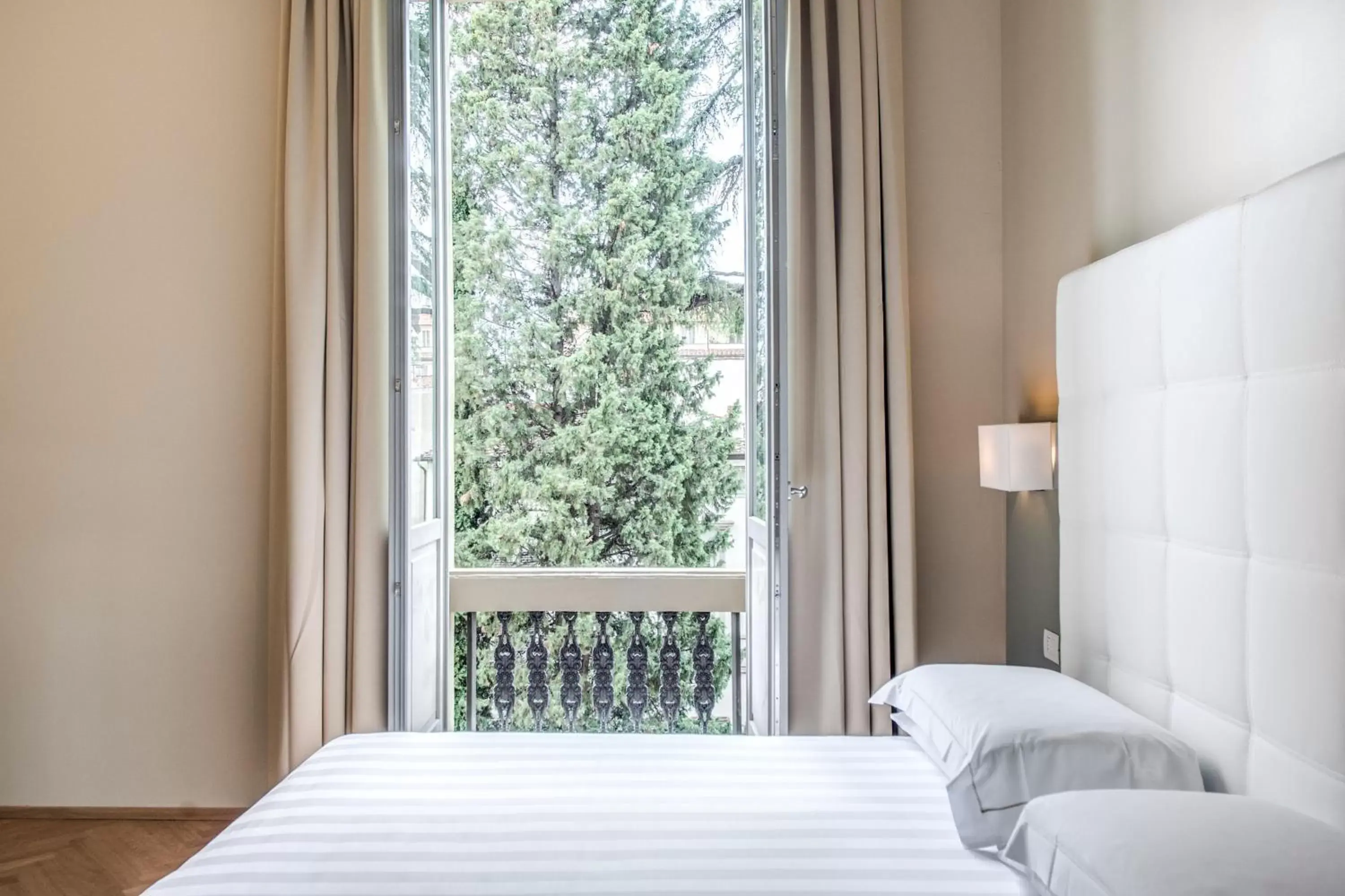 Garden view, Bed in Hotel Ariele Garden view, Bed in Hotel Ariele