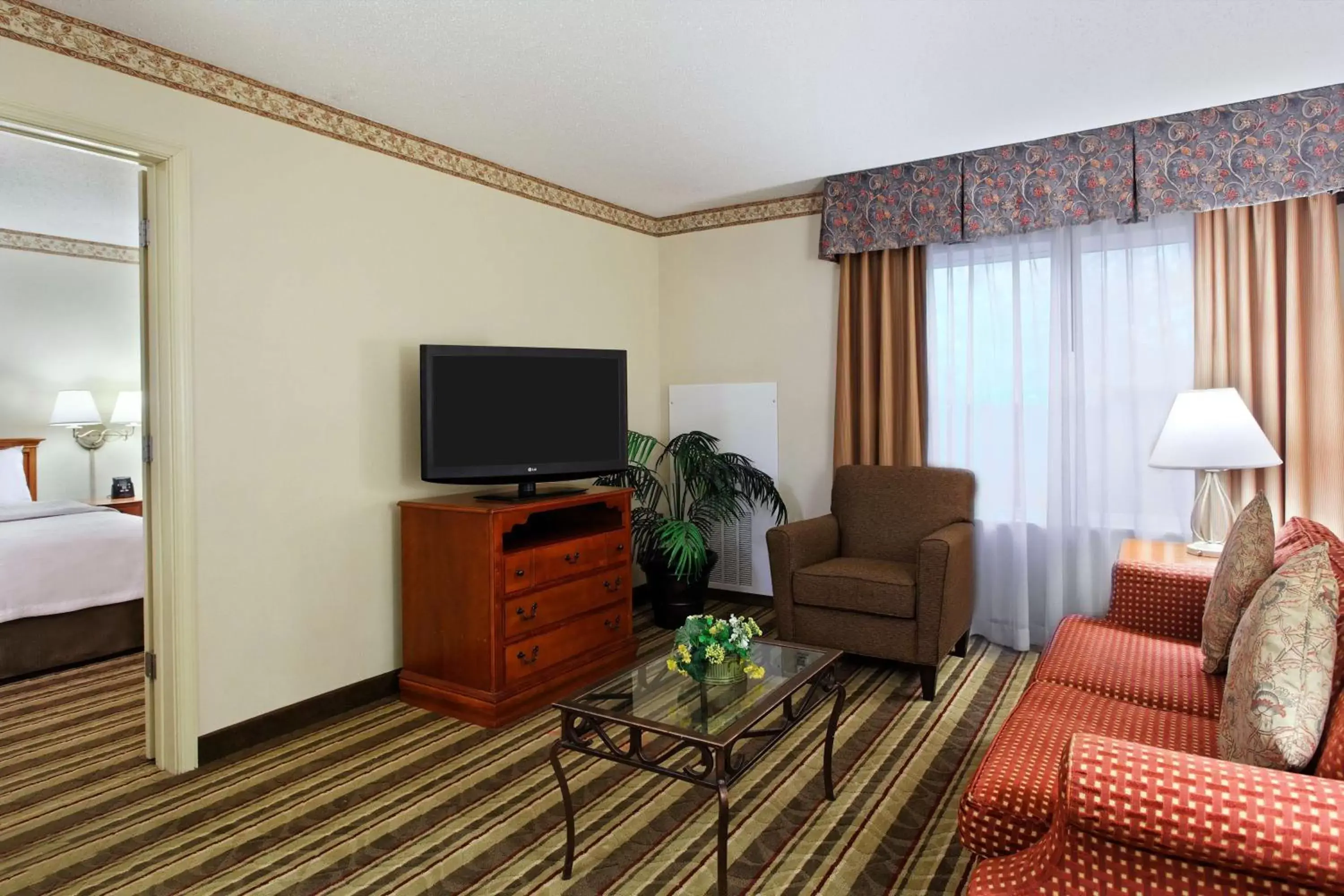 Living room, TV/Entertainment Center in Homewood Suites by Hilton Richmond - Airport
