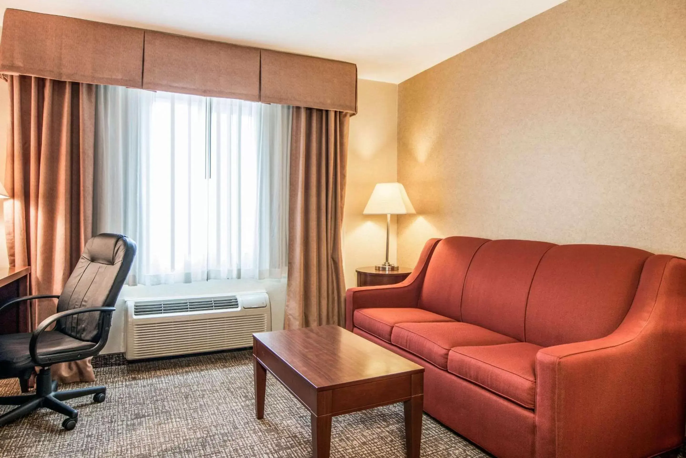 Photo of the whole room, Seating Area in Comfort Inn & Suites Vancouver Downtown City Center