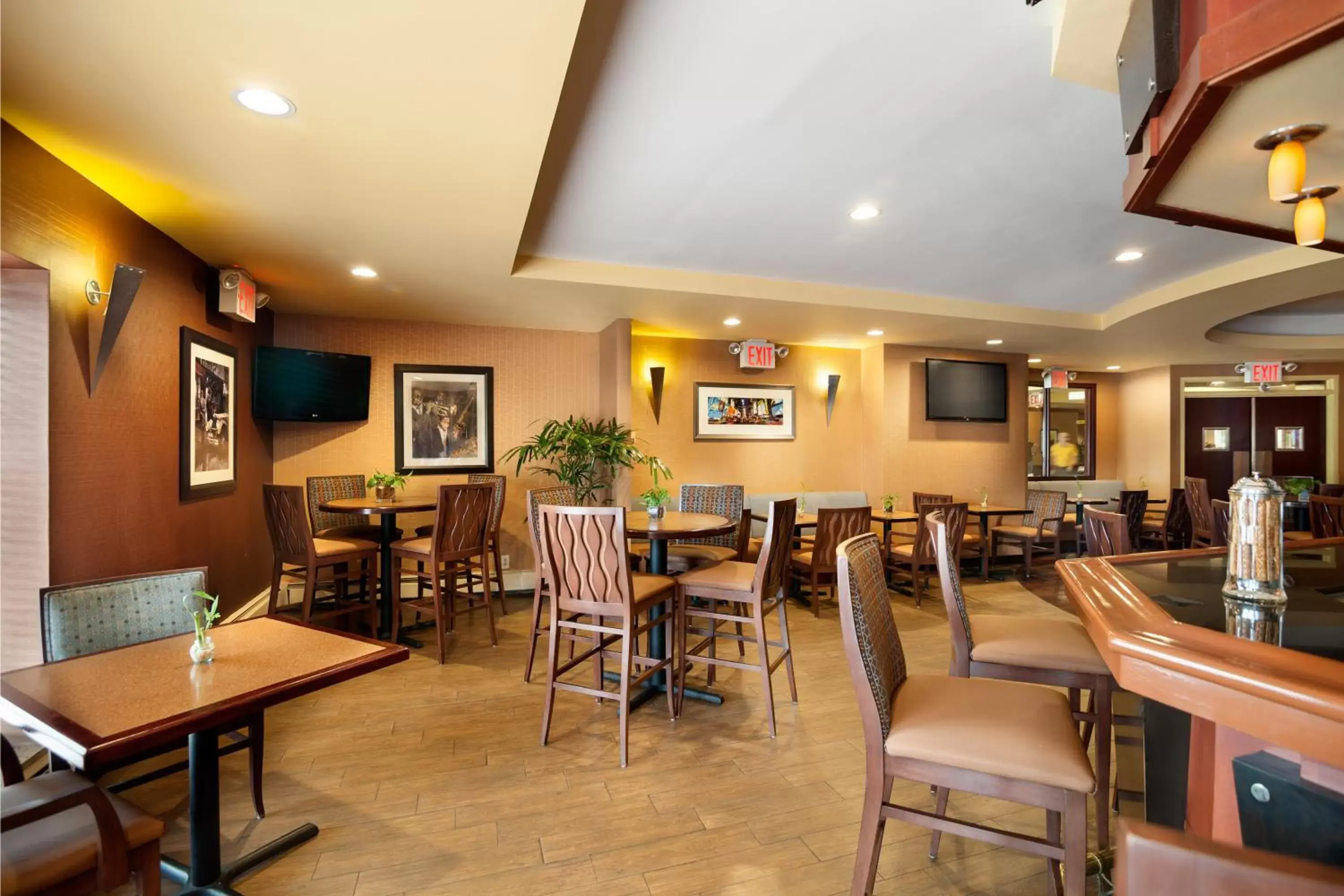 Dining area, Restaurant/Places to Eat in Radisson Hotel JFK Airport