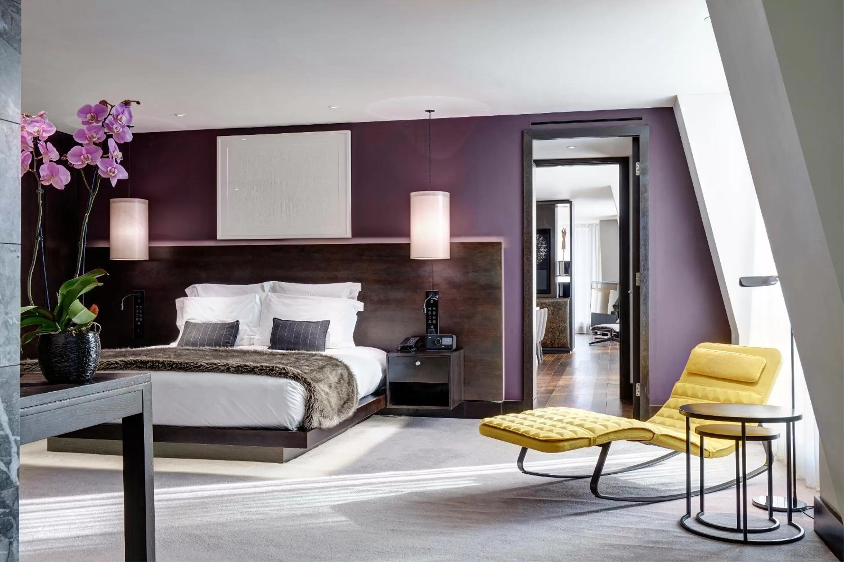 Photo of the whole room, Bed in South Place Hotel