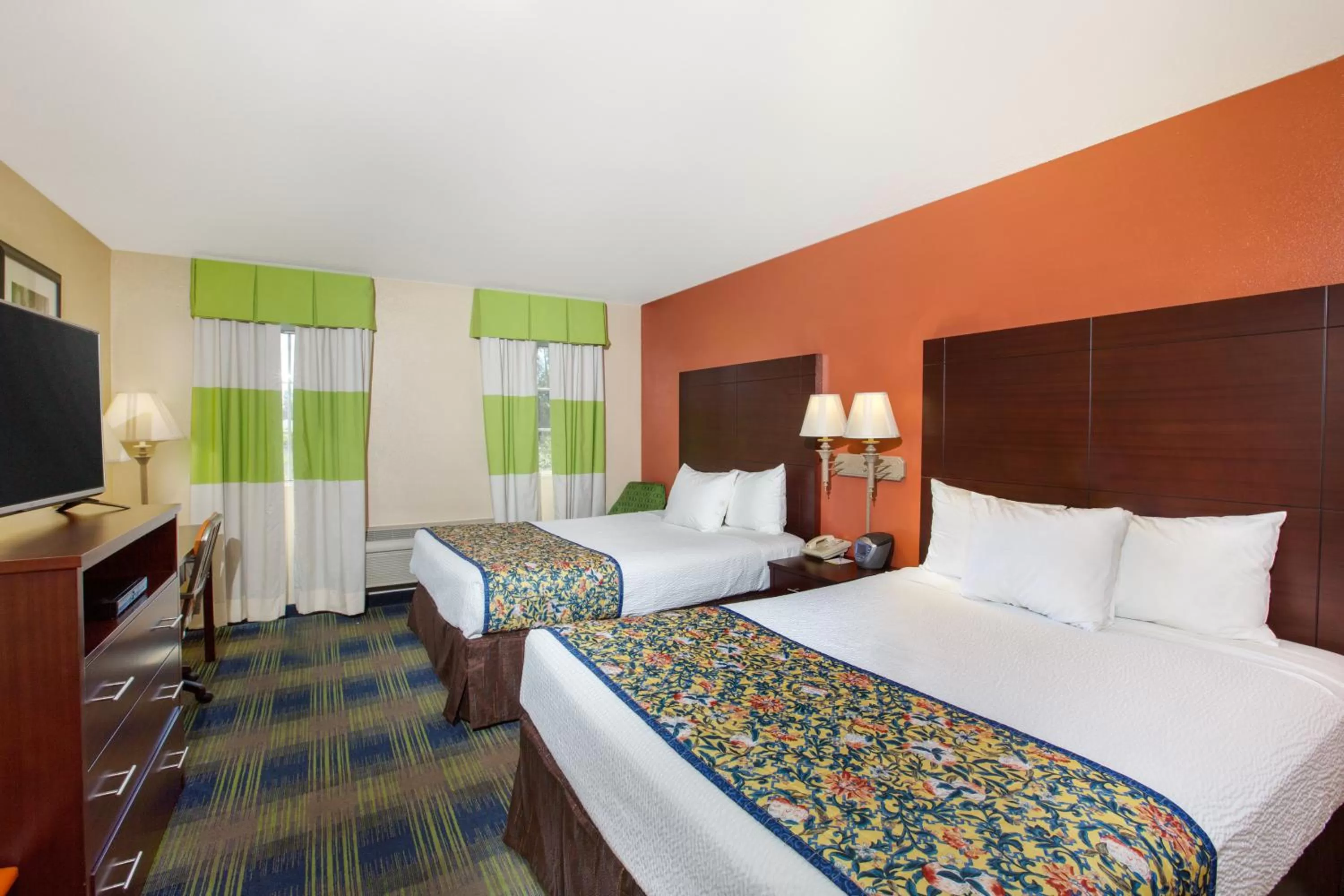 Photo of the whole room, Bed in Days Inn by Wyndham Fremont