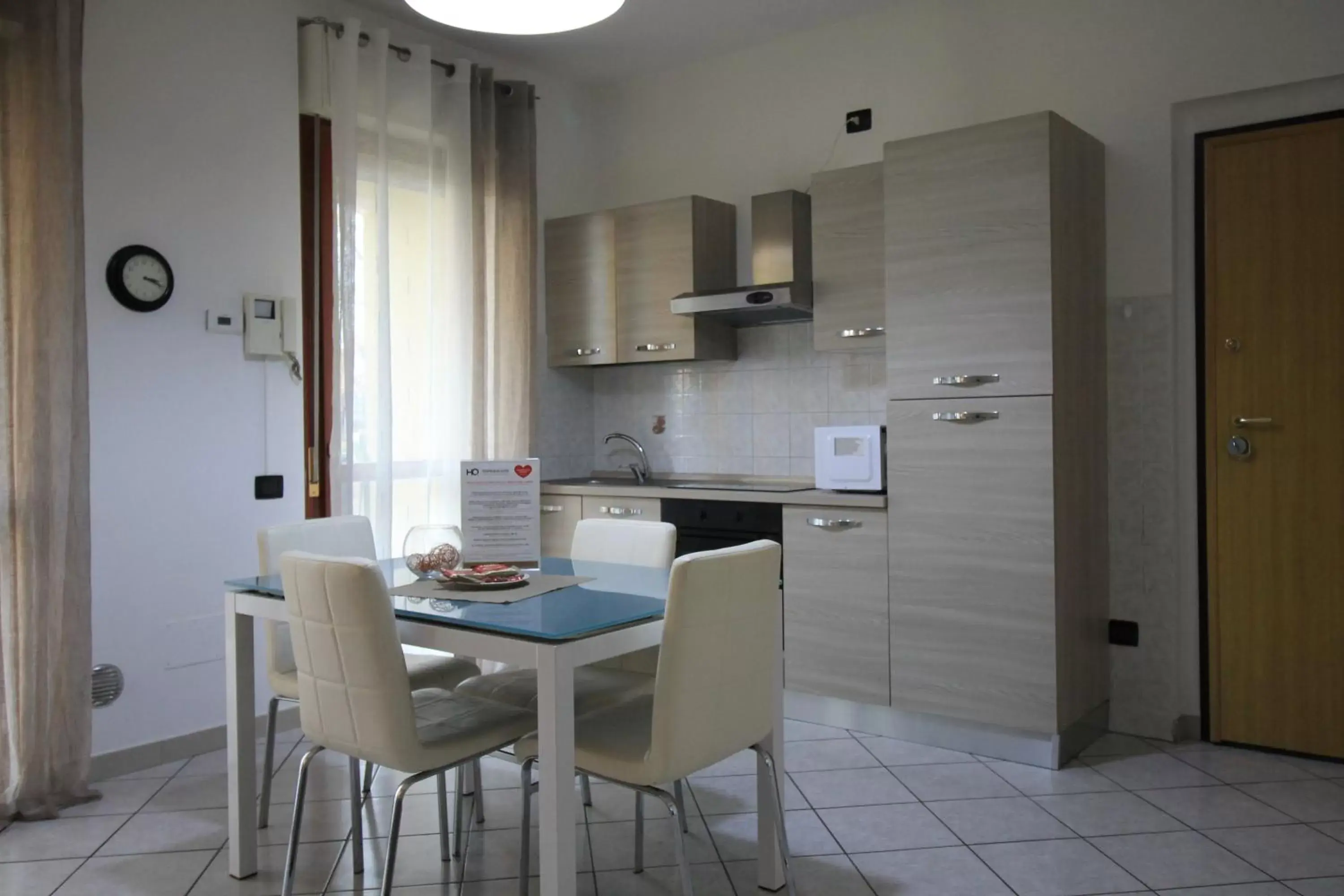 Kitchen or kitchenette in HQ Aparthotel Milano Inn - Smart Suites