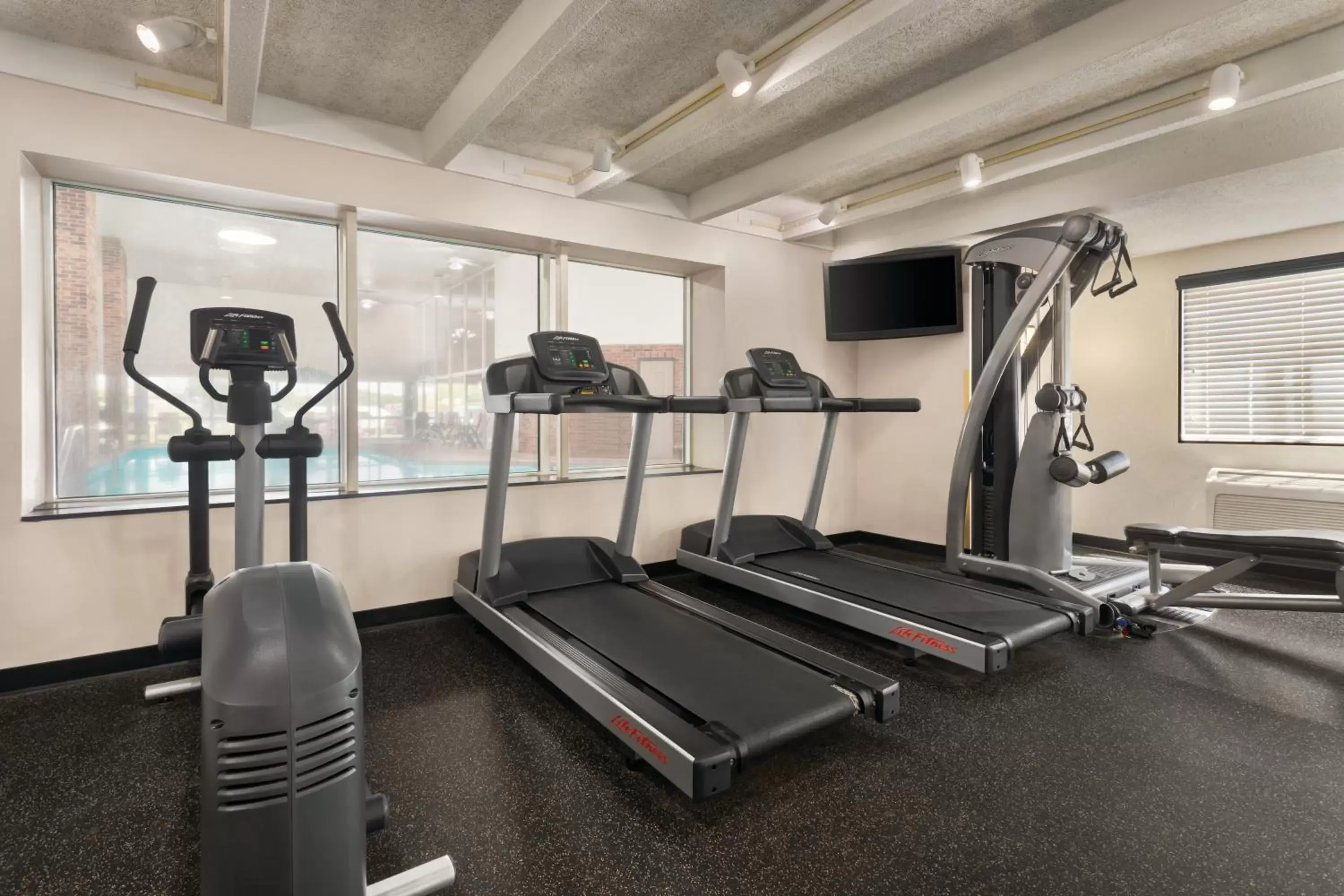 Fitness Center/Facilities in Country Inn & Suites by Radisson, Woodbury, MN