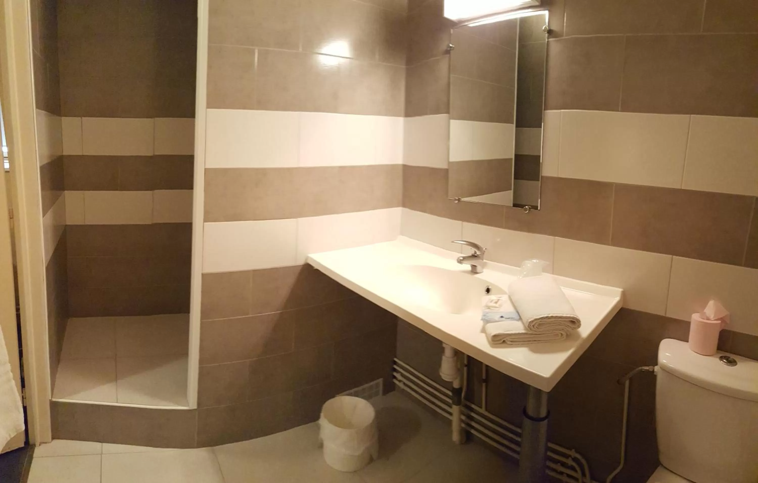 Quadruple Room with Shower in Hôtel De Champagne
