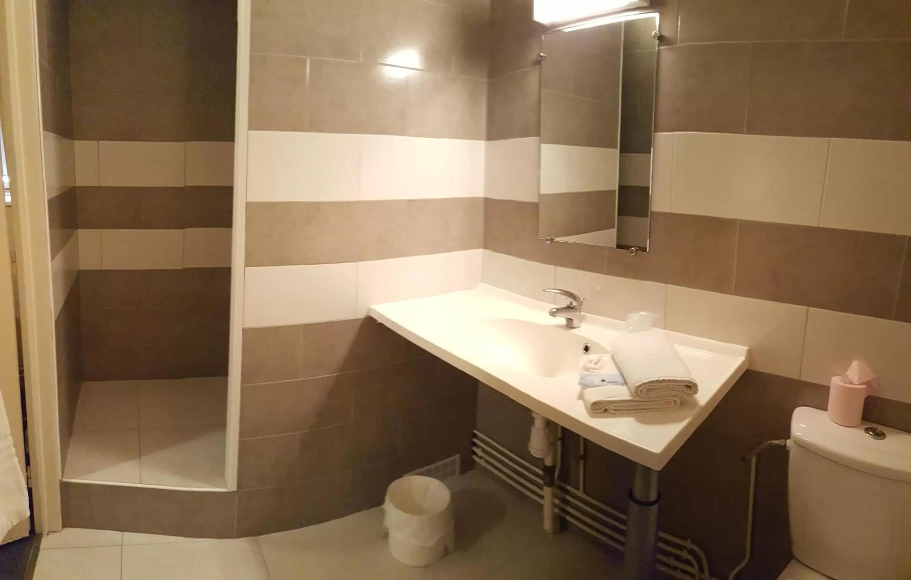 Quadruple Room with Shower in Hotel de Champagne