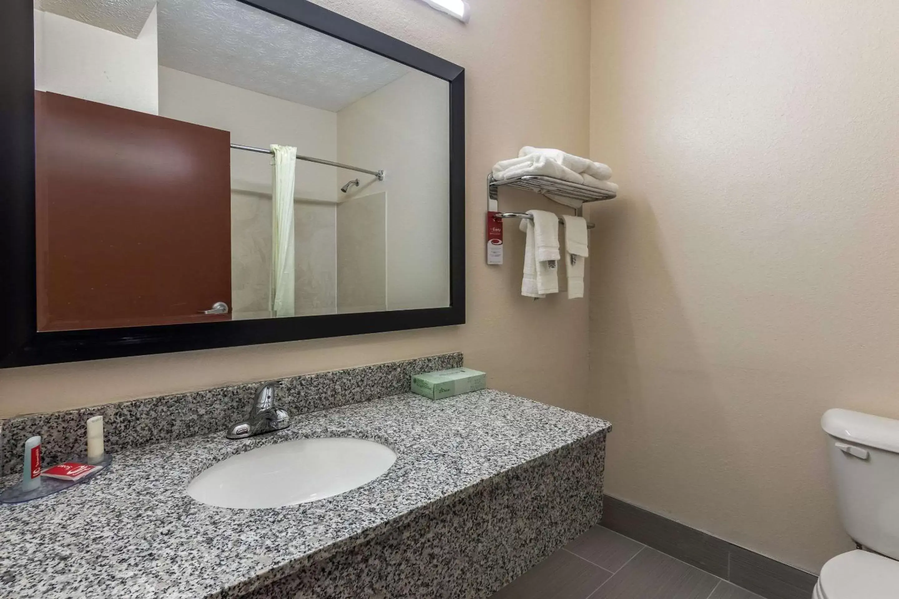 Photo of the whole room, Bathroom in Econo Lodge Opelika