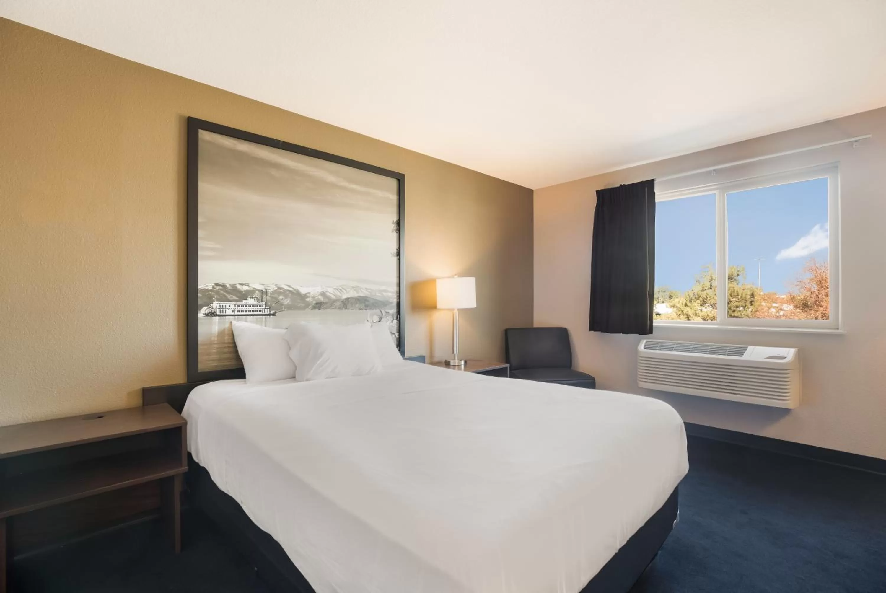 Bed in Americas Best Value Inn Sparks