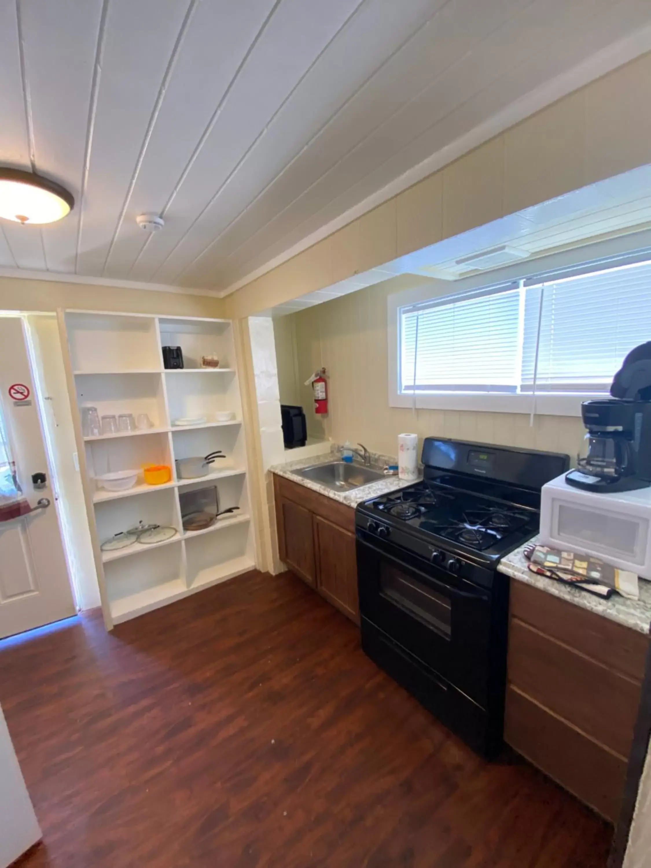 Kitchen/Kitchenette in Belles Sea Inn