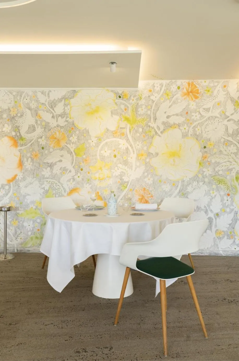 Dining area in Hotel Restaurant La Vague de Saint Paul