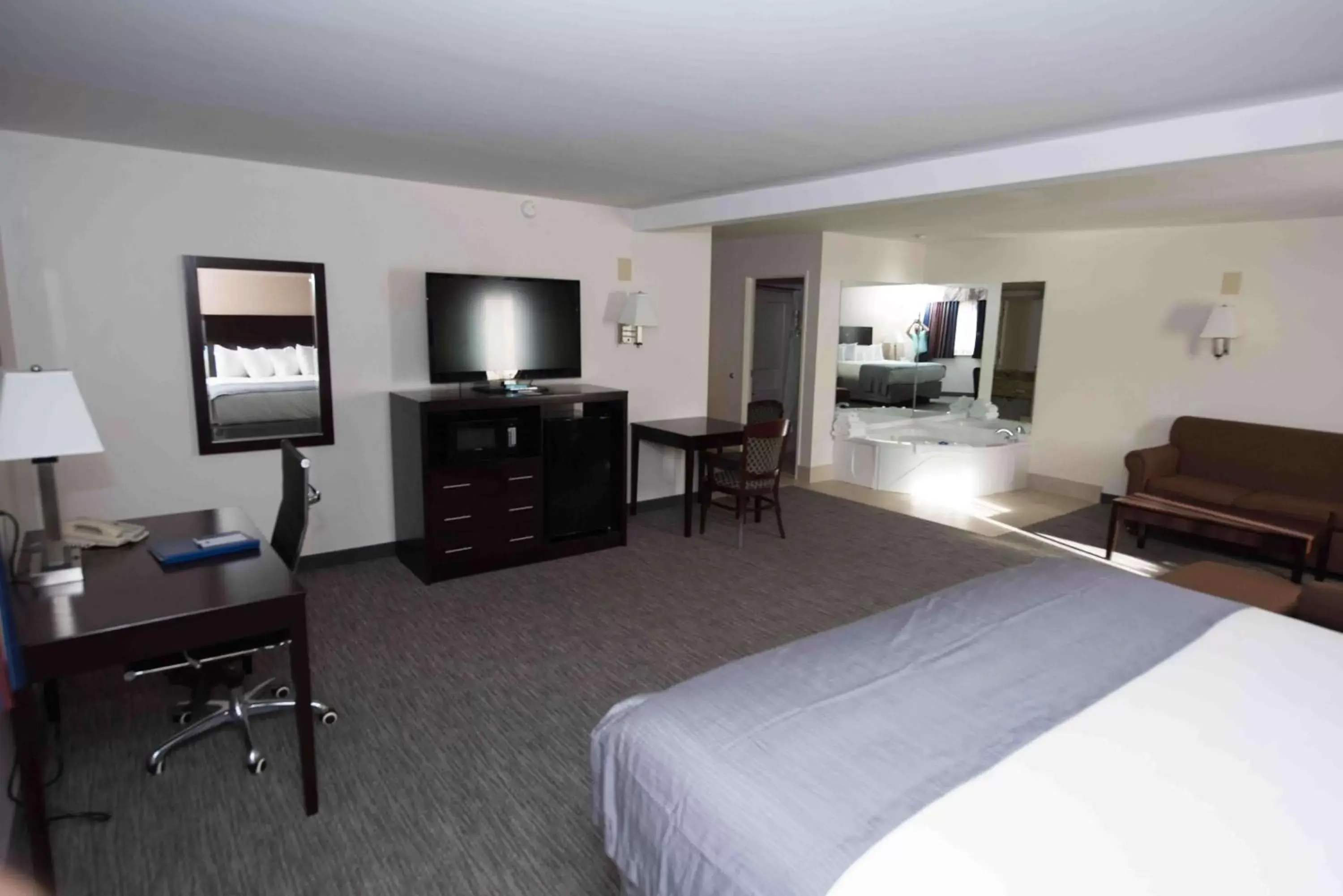 Photo of the whole room, TV/Entertainment Center in Best Western New Baltimore Inn