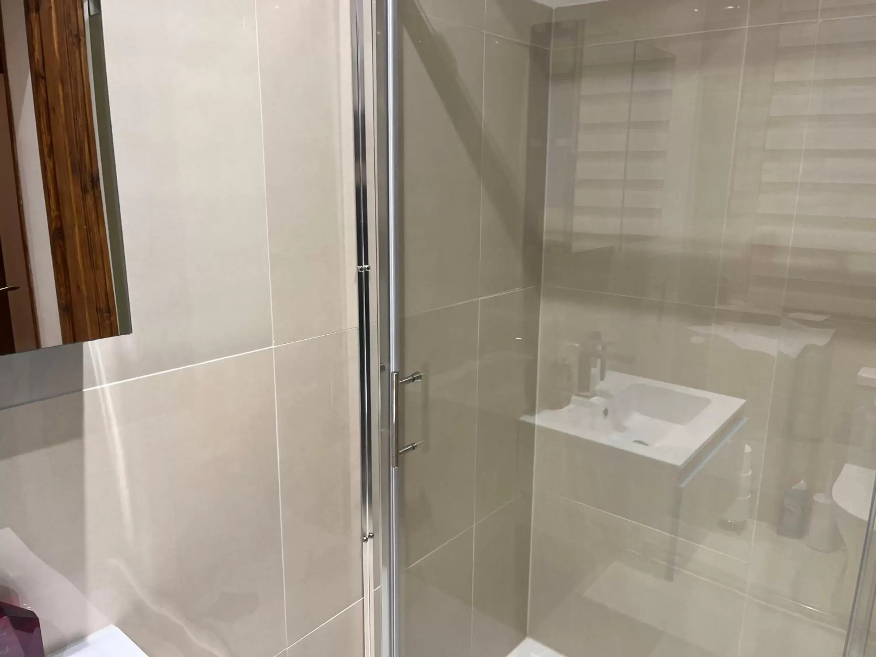 Bathroom in TJ Homes - Luxury Studio Suite with Garden View - Next to tube station London