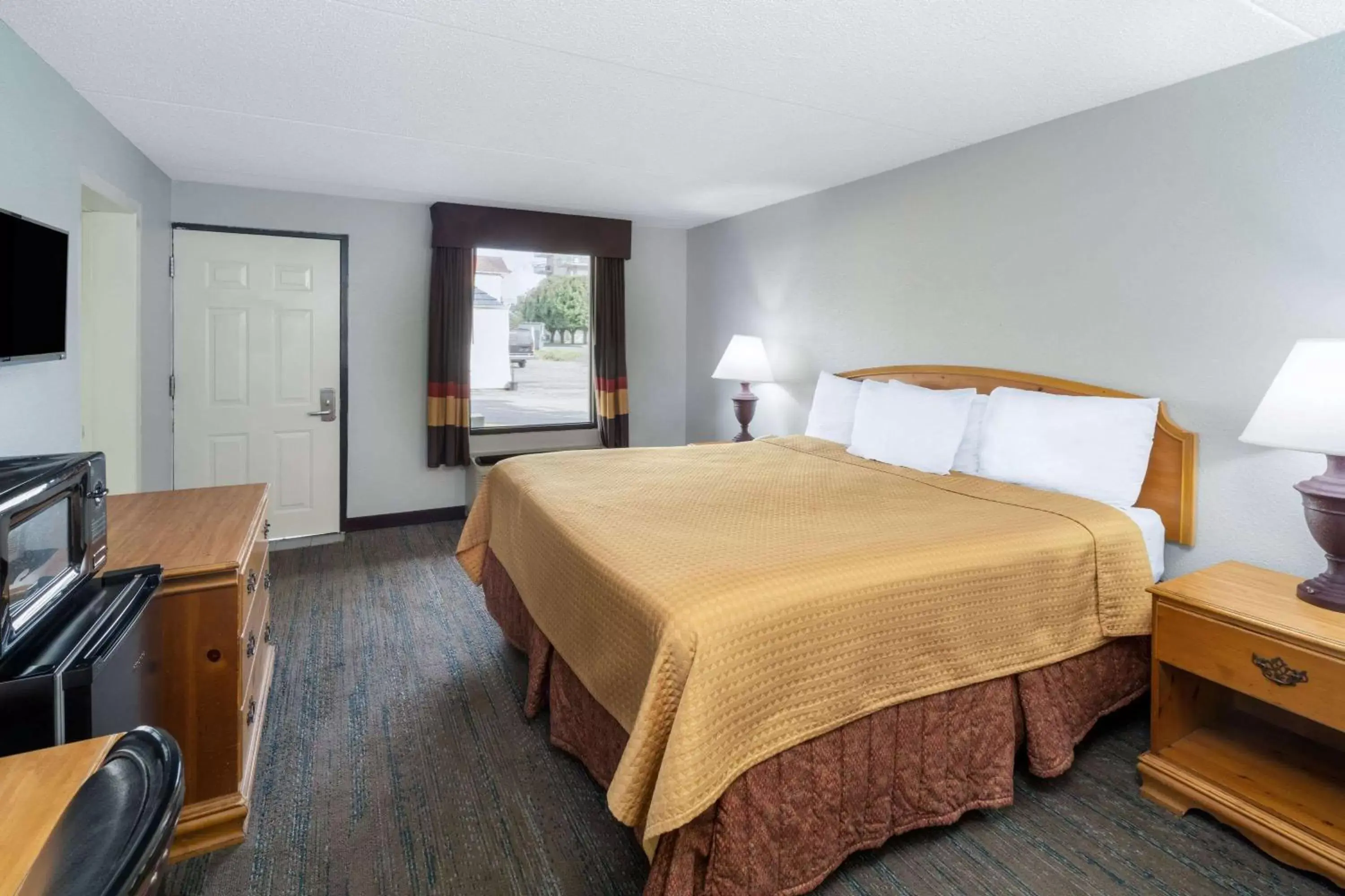 Photo of the whole room, Bed in Travelodge by Wyndham Pigeon Forge