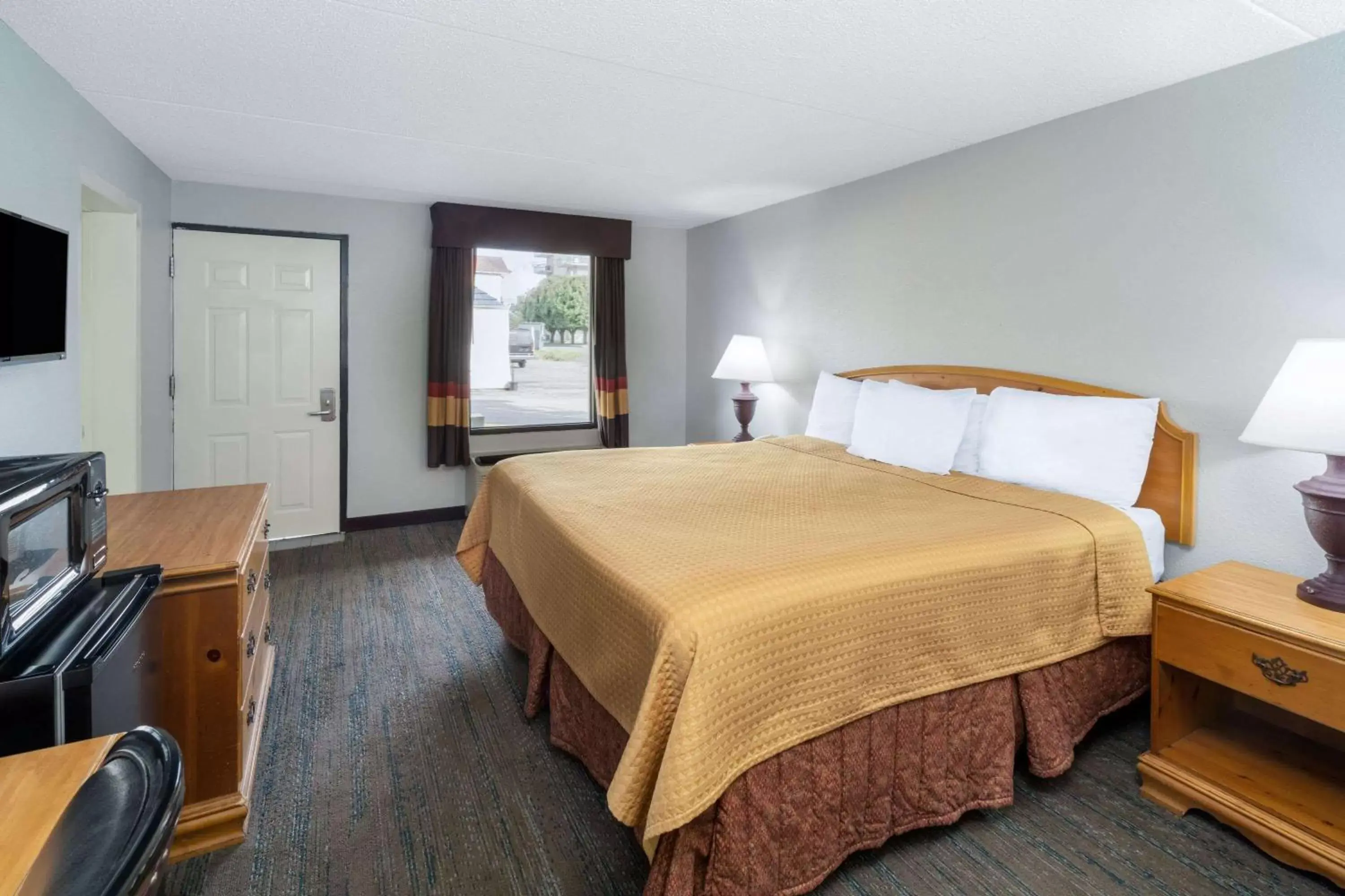 Deluxe King Room - Non-Smoking in Travelodge by Wyndham Pigeon Forge