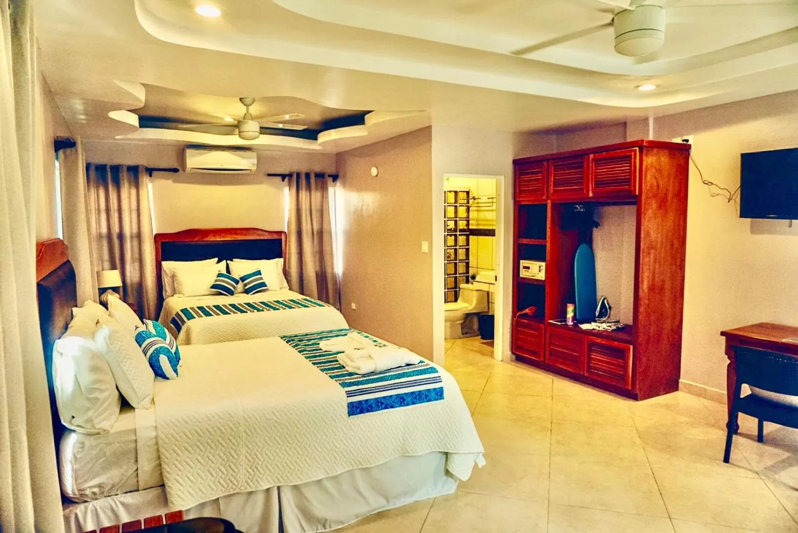 Bathroom, Bed in La Isla Resort