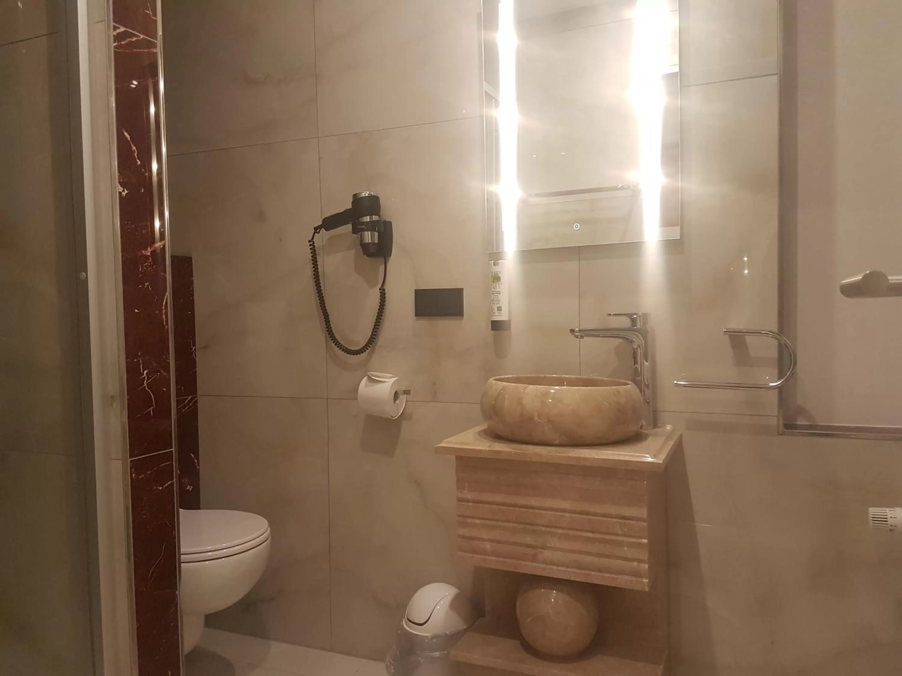 Toilet in Elbgalerie Hotel