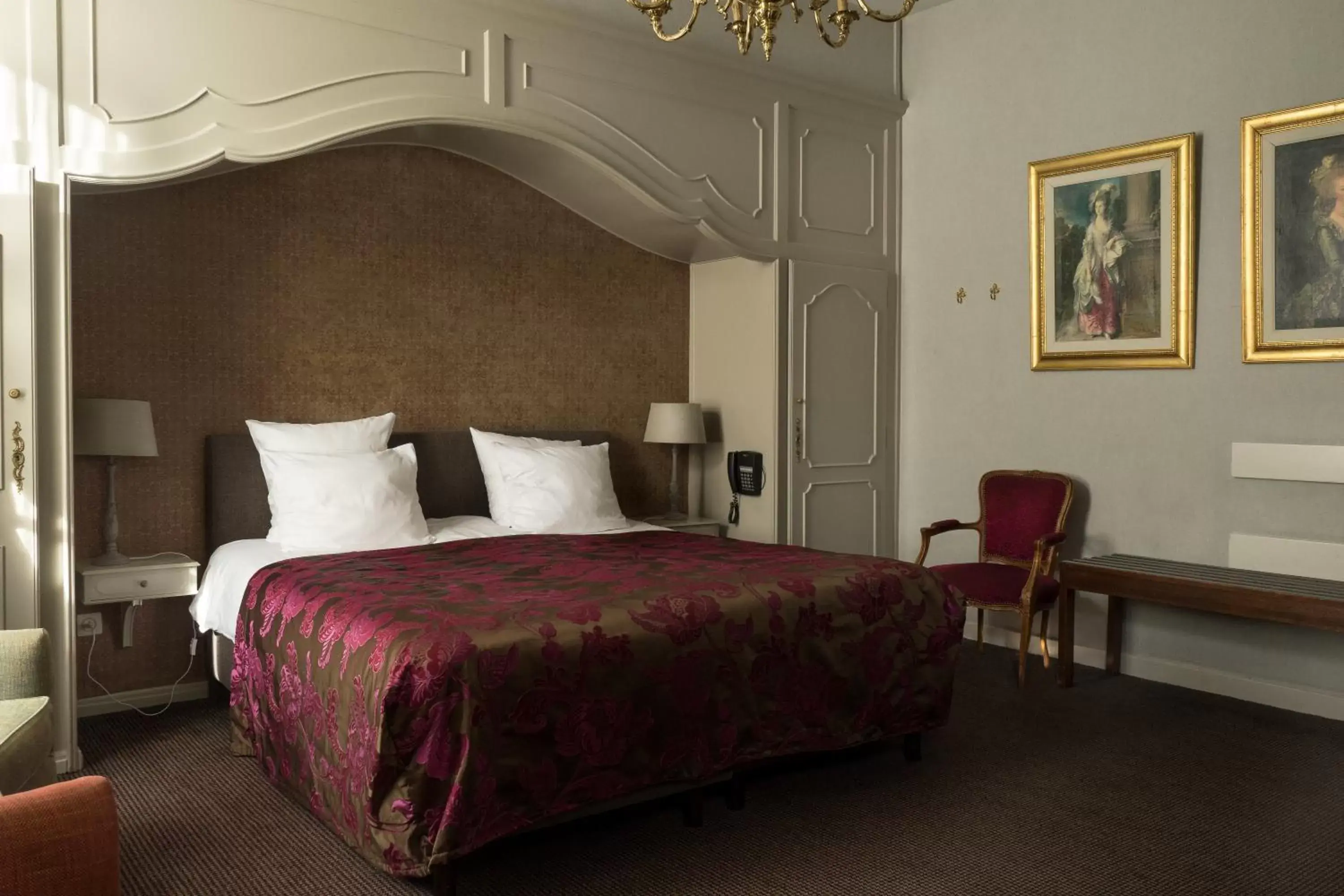 Photo of the whole room, Bed in Hotel Duc De Bourgogne