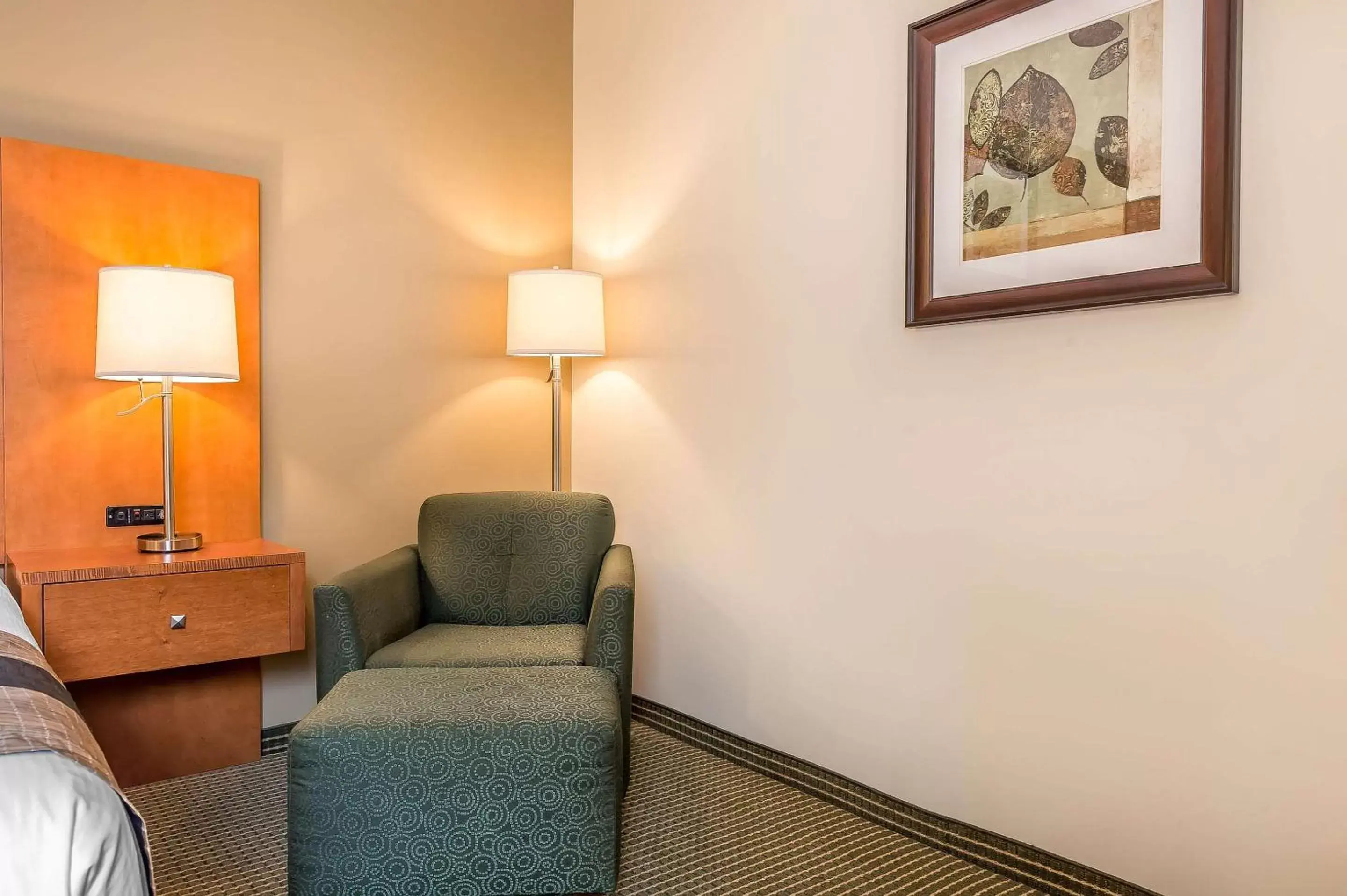 Bedroom, Seating Area in Quality Inn & Suites Hawkesbury