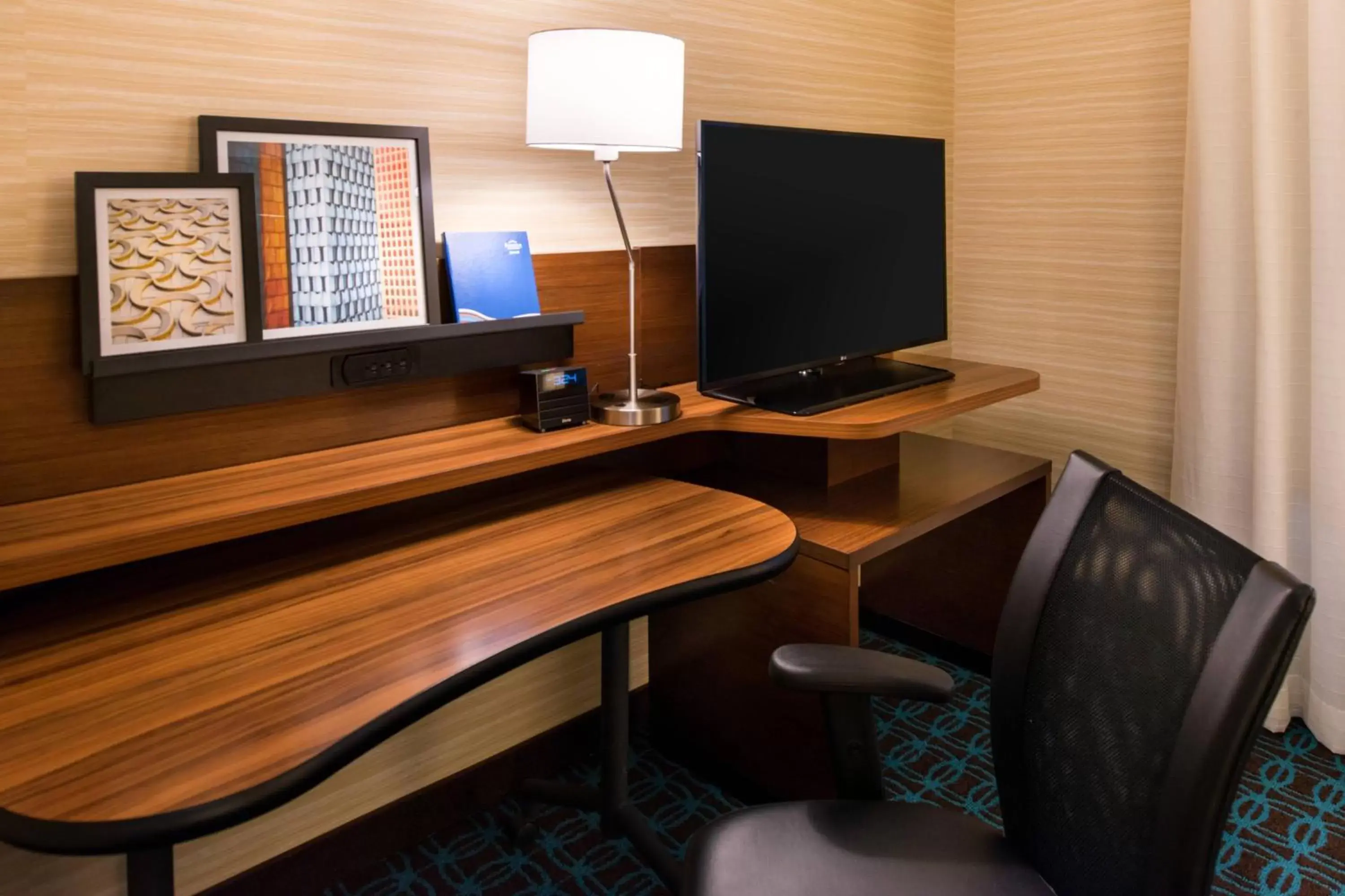 Bedroom, TV/Entertainment Center in Fairfield Inn & Suites by Marriott Utica