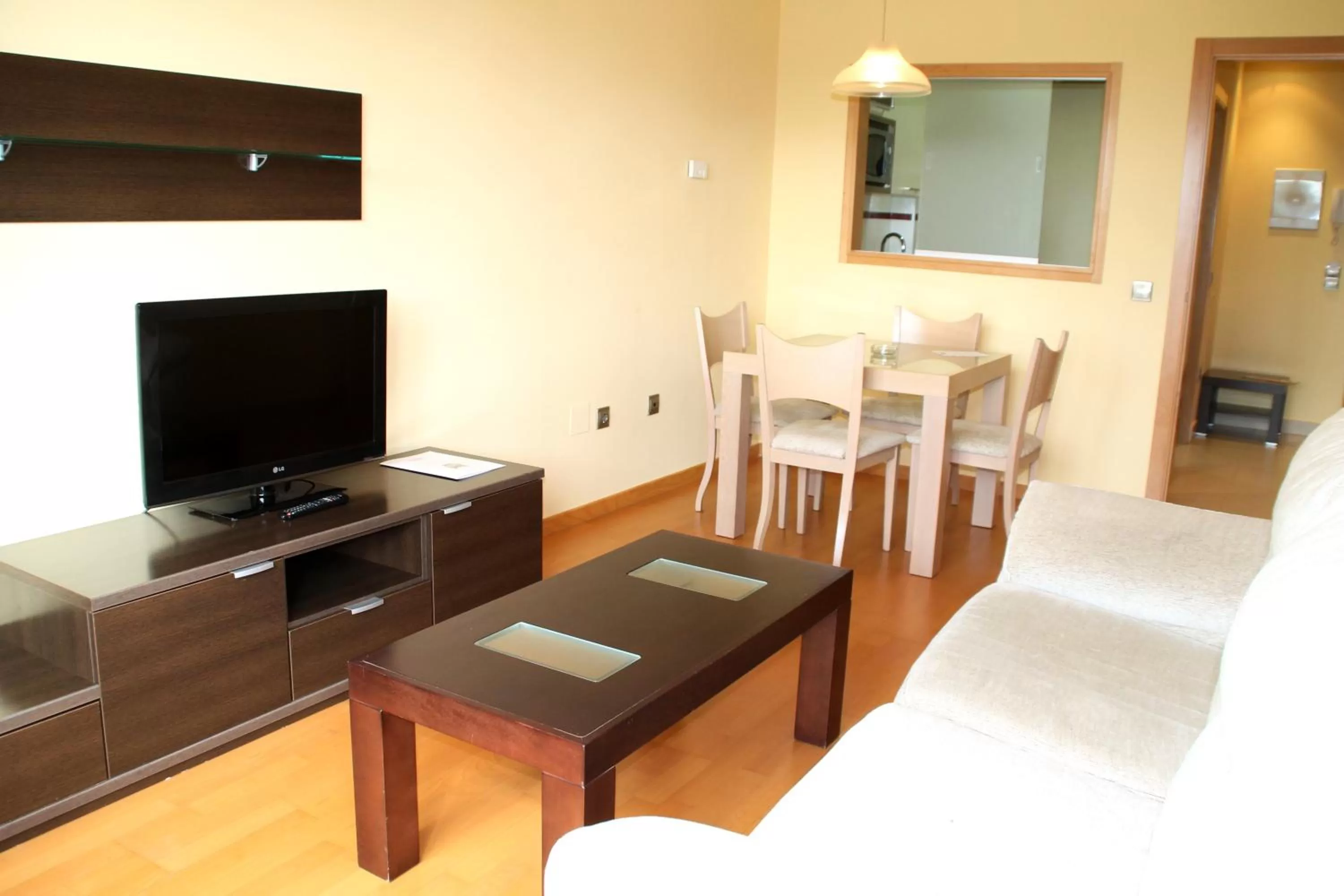 Living room, TV/Entertainment Center in Apartahotel Ribera