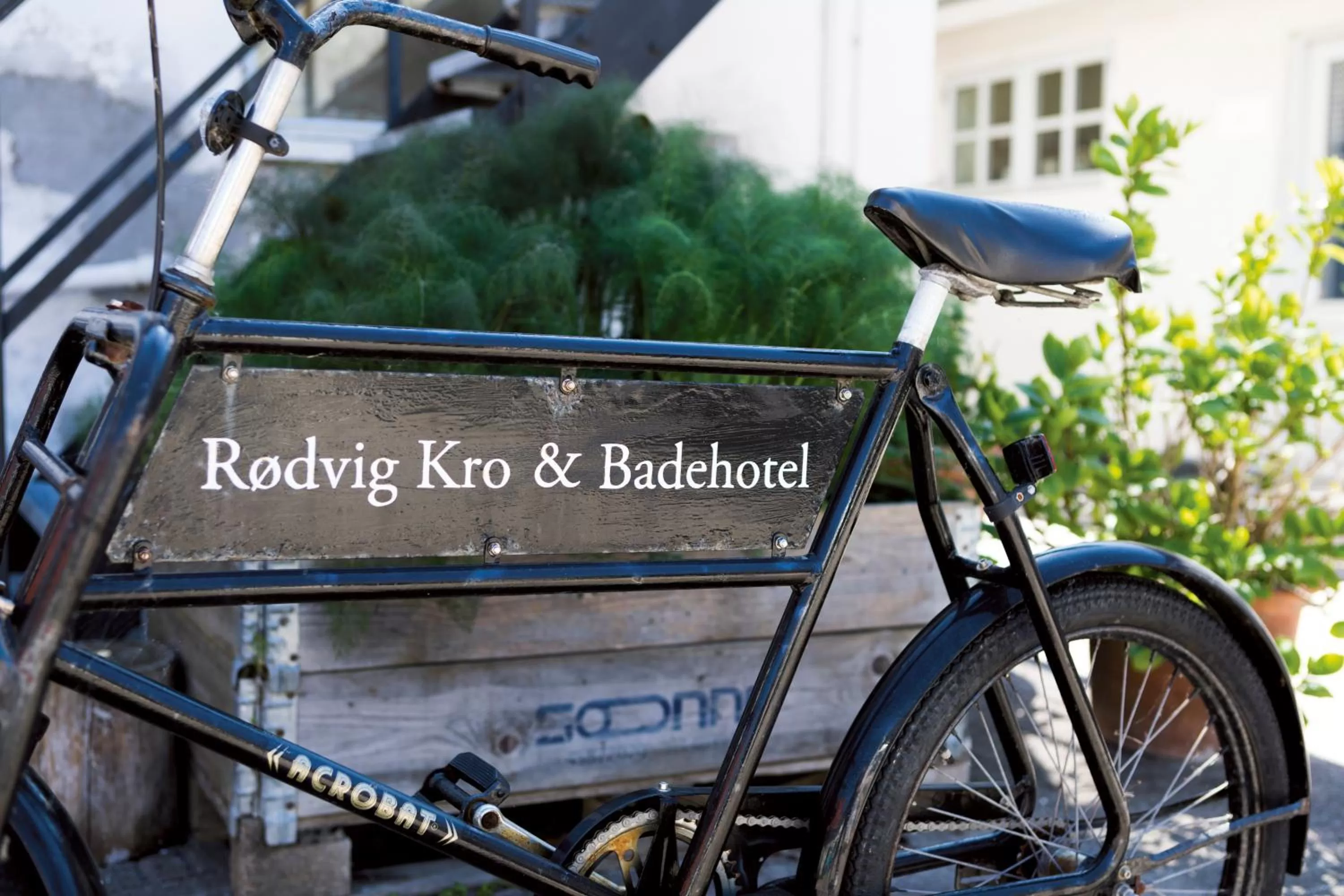 Property logo or sign in Rødvig Kro og Badehotel
