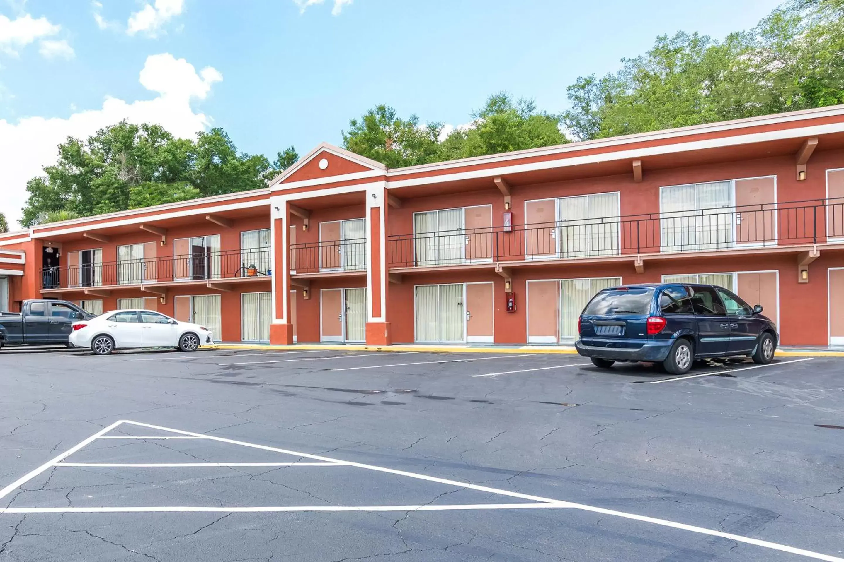 Parking, Property Building in OYO Hotel Mustang Silver Spring FL