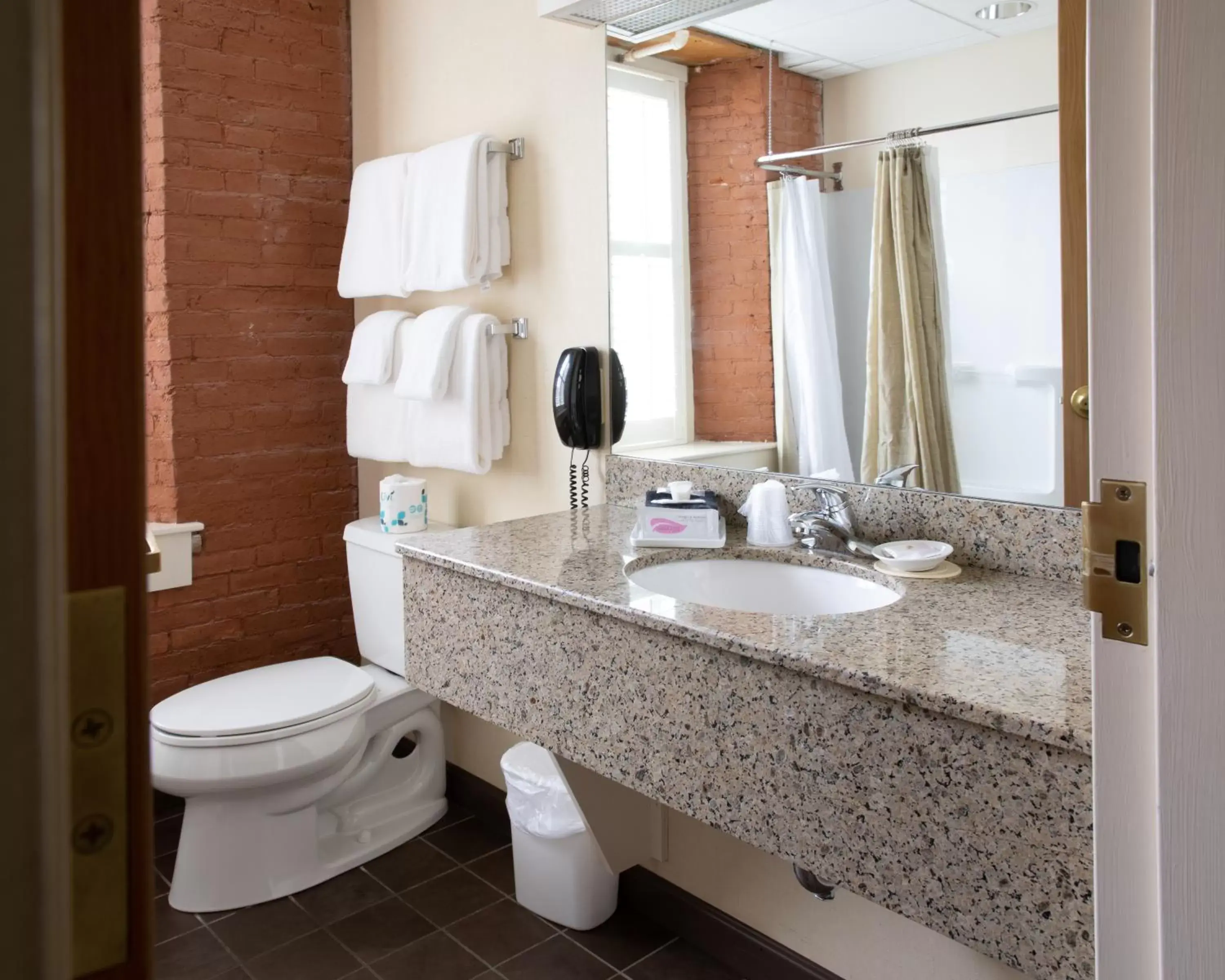 Bathroom in The Common Man Inn & Restaurant